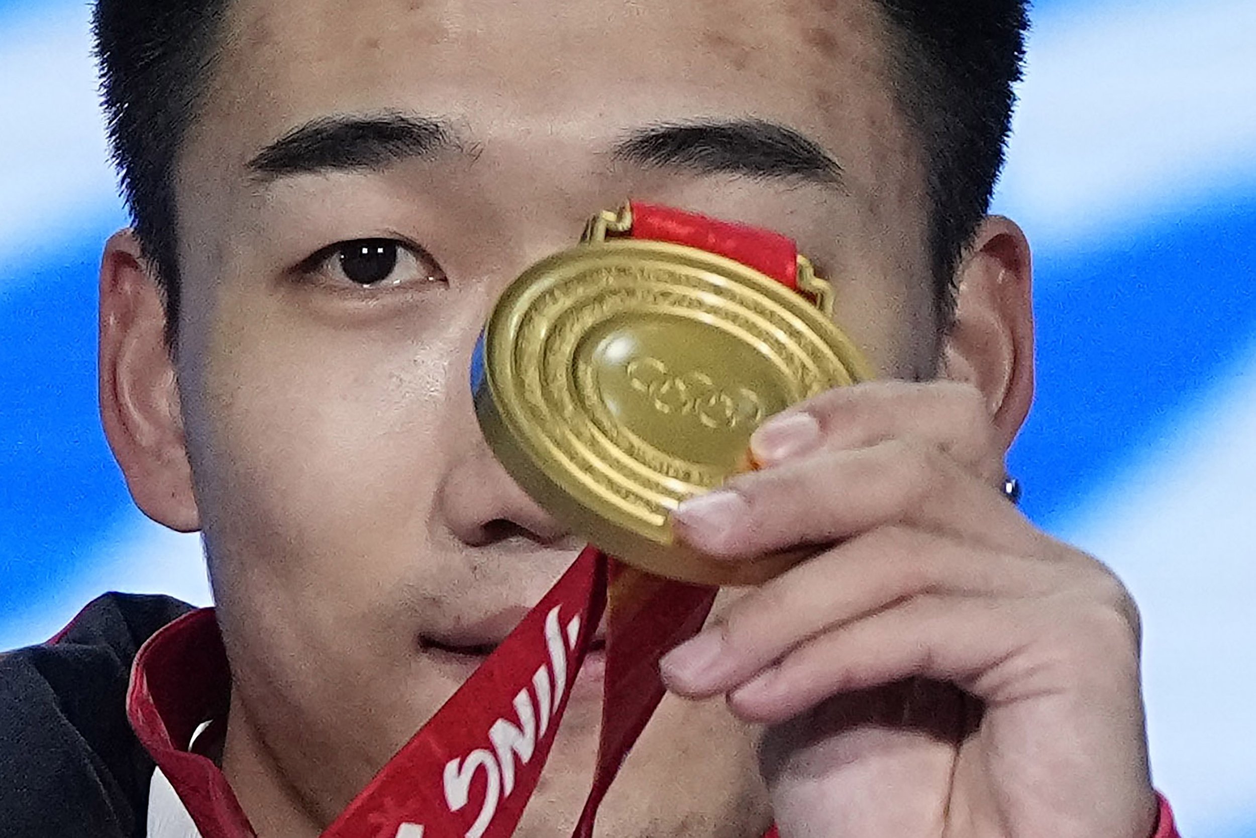  Gao Tingyu of China holds up his gold medal during the medal ceremony for the men's 500-meter speedskating at the 2022 Winter Olympics, Saturday, Feb. 12, 2022, in Beijing. (AP Photo/Jae C. Hong) 