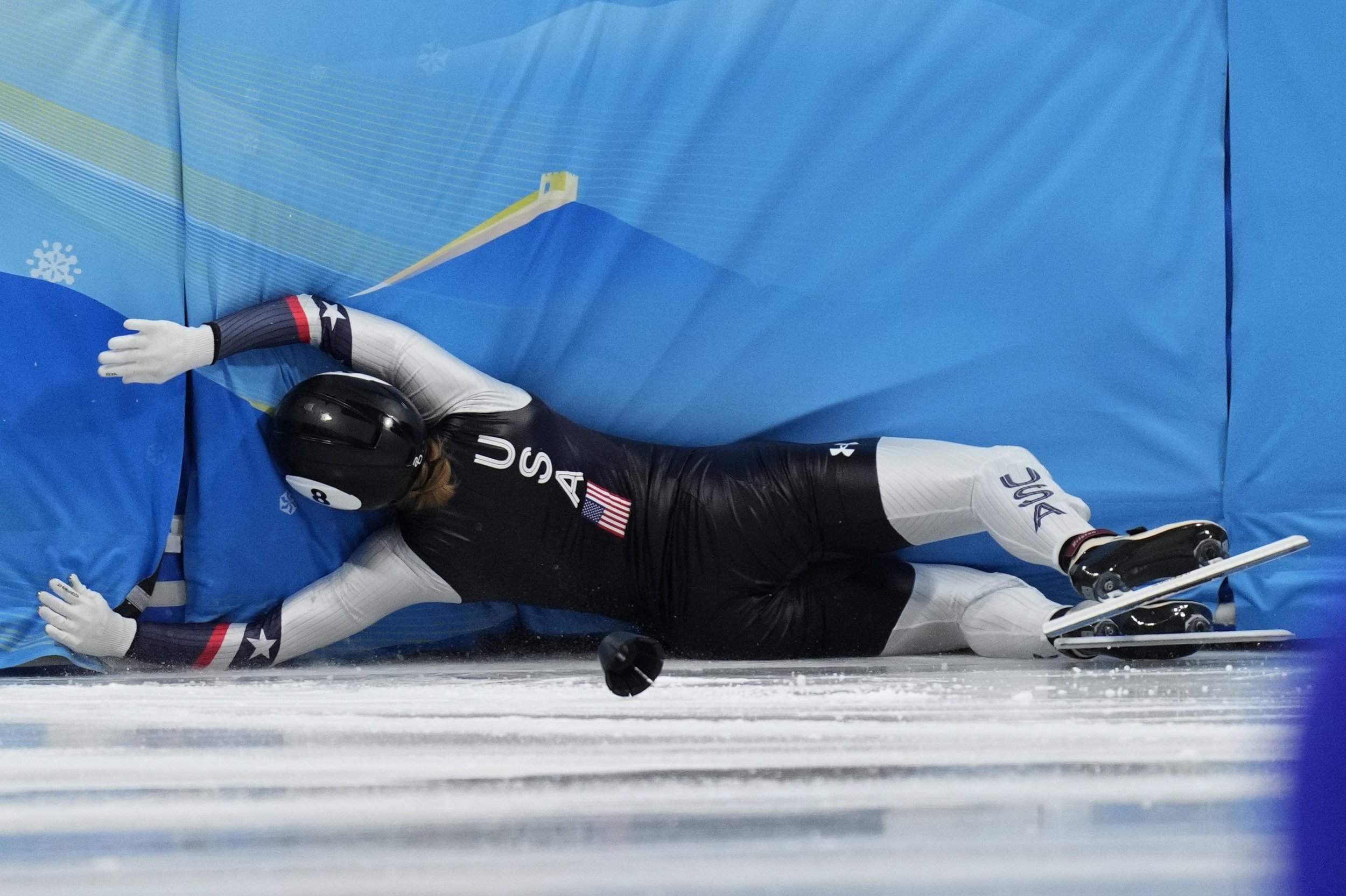  Kristen Santos of the United States, crashes in the in the women's 3000-meters relay B final during the short track speedskating competition at the 2022 Winter Olympics, Sunday, Feb. 13, 2022, in Beijing. (AP Photo/Bernat Armangue) 