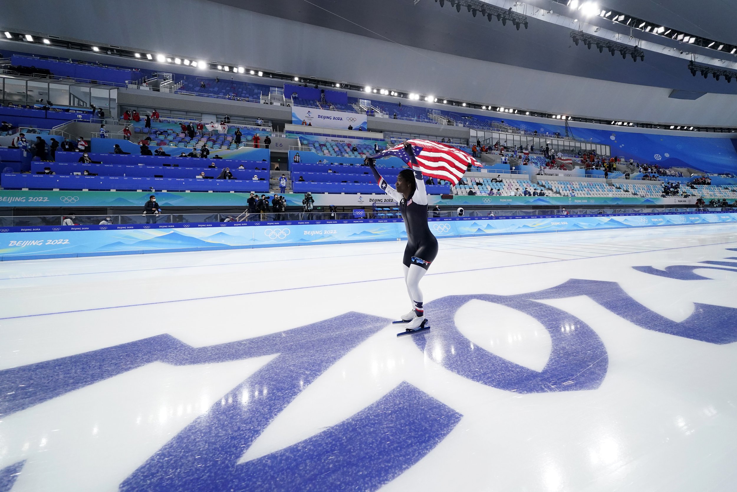  Erin Jackson of the United States carries an American flag across the ice after winning the gold medal in the speedskating women's 500-meter race at the 2022 Winter Olympics, Sunday, Feb. 13, 2022, in Beijing. (AP Photo/Ashley Landis) 