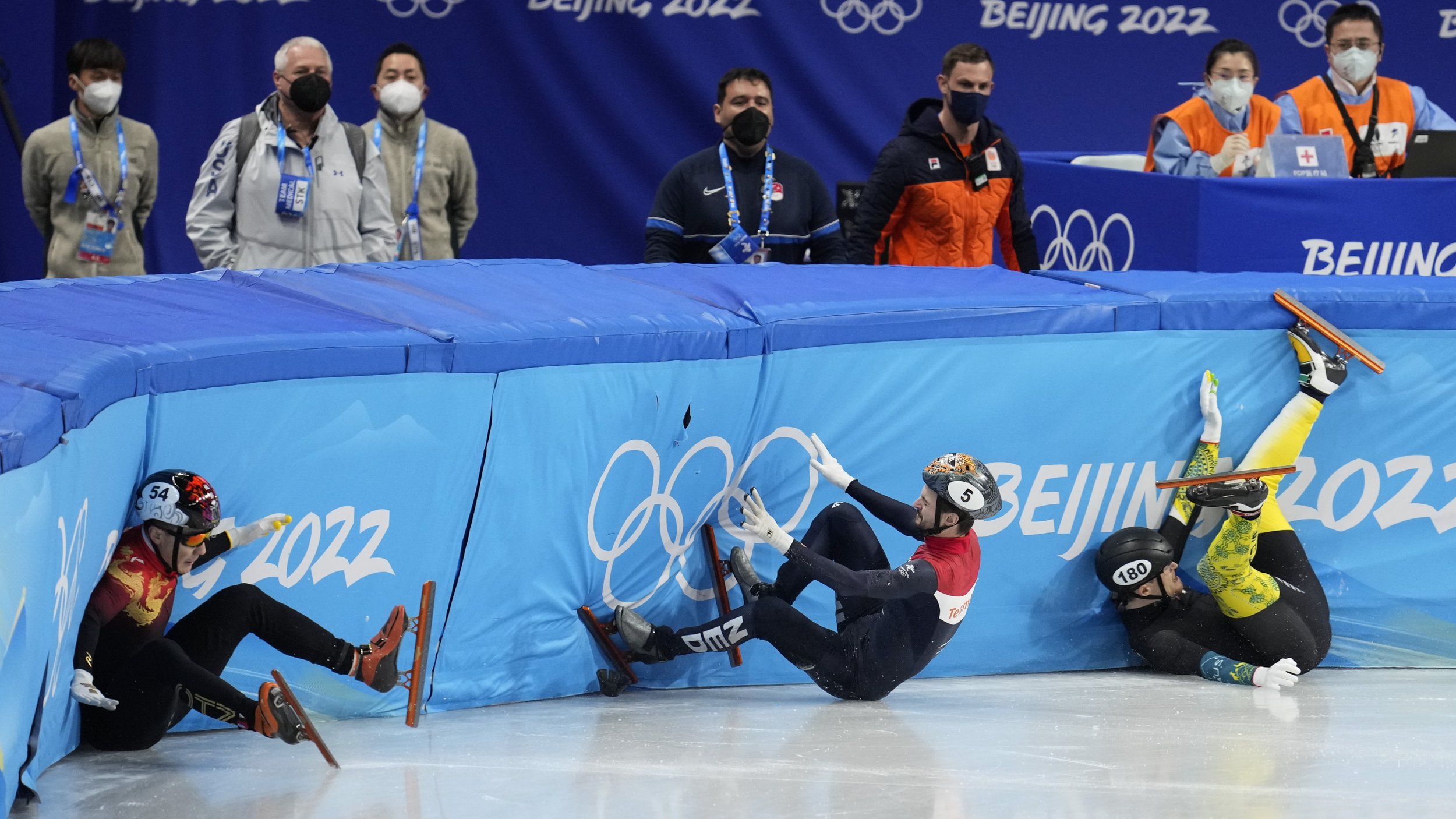  Ren Ziwei, left, of China, Brendan Corey of Australia, and Itzhak Laat, centre, of the Netherlands, crash in their quarterfinal of the men's 1,000-meter during the short track speedskating competition at the 2022 Winter Olympics, Monday, Feb. 7, 202