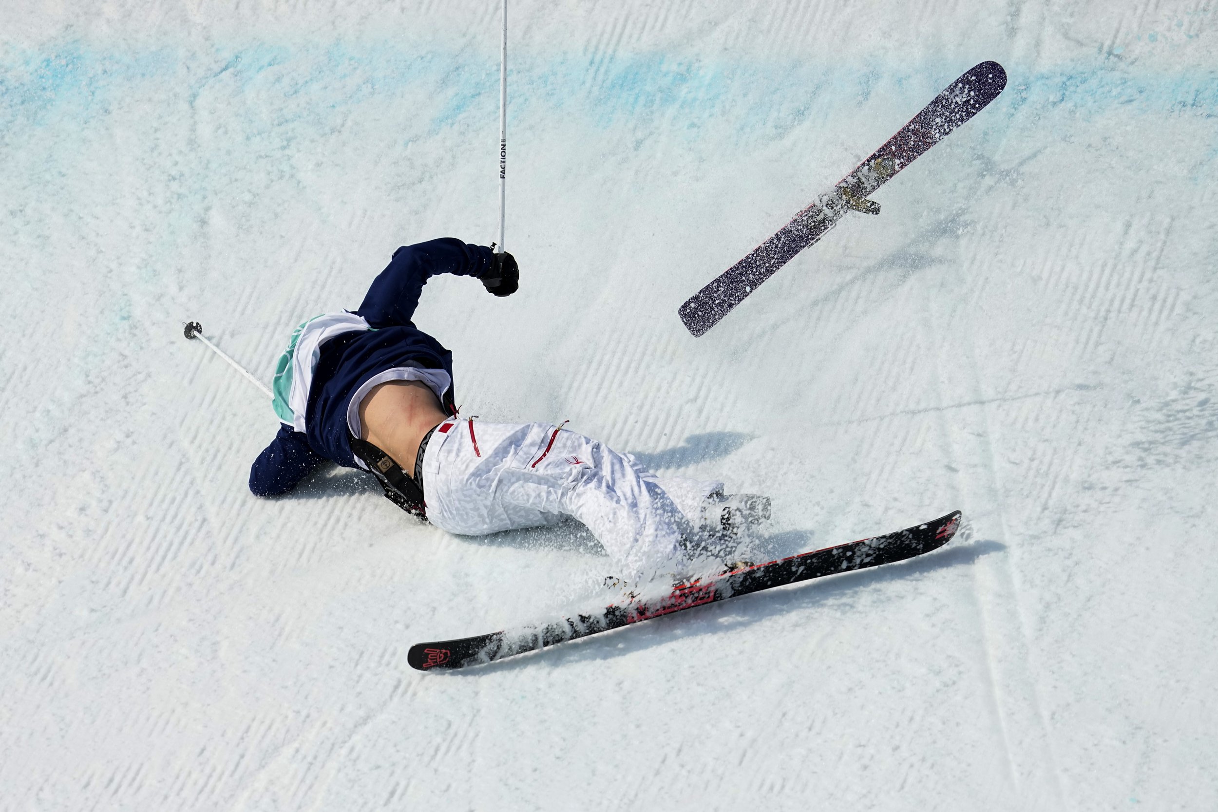  Mac Forehand of the United States crashes as he lands during the men's freestyle skiing big air finals of the 2022 Winter Olympics, Wednesday, Feb. 9, 2022, in Beijing. (AP Photo/Jae C. Hong) 