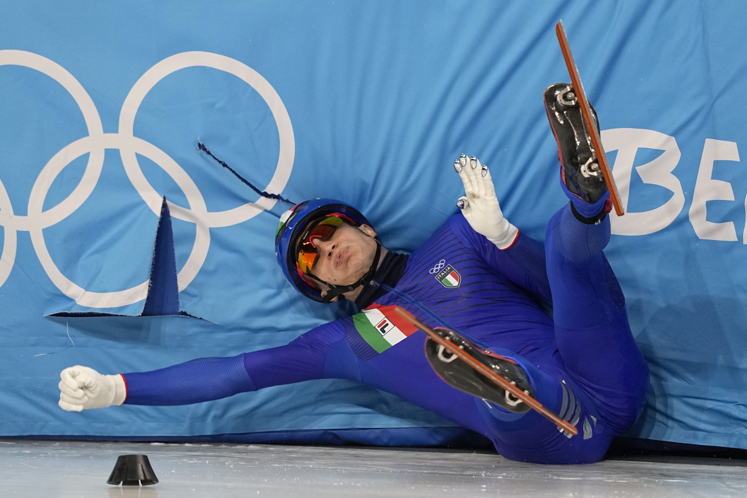  Pietro Sighel of Italy crashes during his heat of the men's 1,000-meter during the short track speedskating competition at the 2022 Winter Olympics, Saturday, Feb. 5, 2022, in Beijing. (AP Photo/David J. Phillip) 