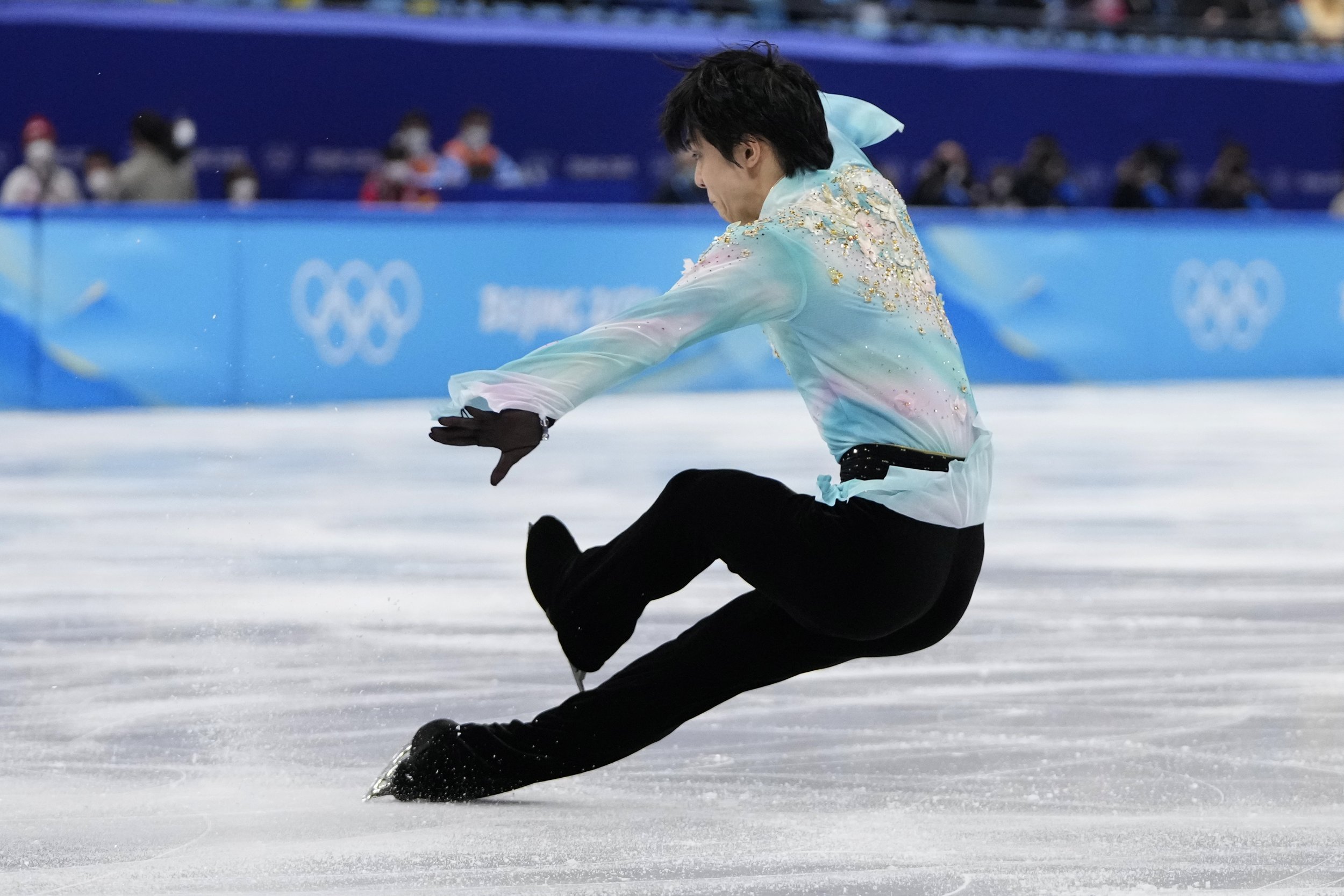  Yuzuru Hanyu, of Japan, falls in the men's free skate program during the figure skating event at the 2022 Winter Olympics, Thursday, Feb. 10, 2022, in Beijing. (AP Photo/Natacha Pisarenko) 