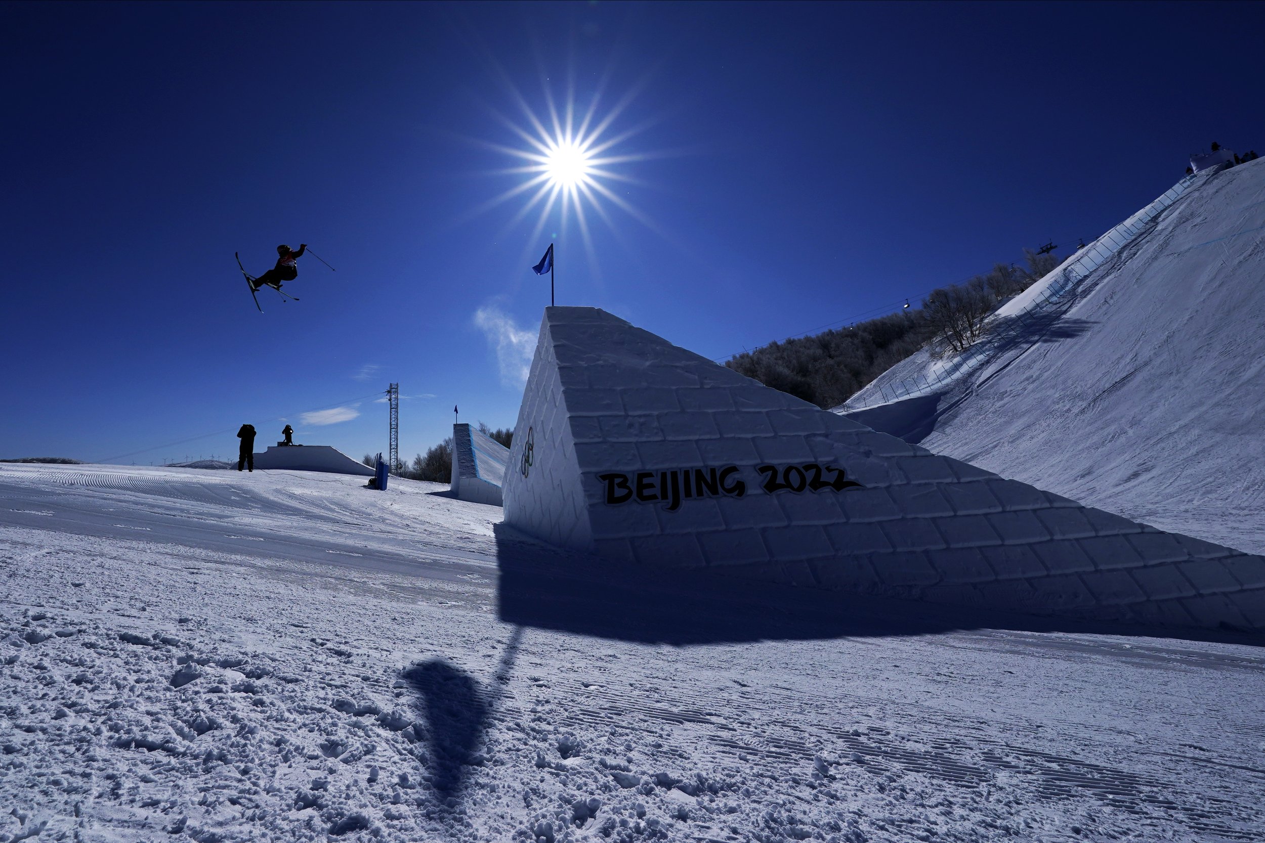  Britain's Katie Summerhayes competes during the women's slopestyle qualification at the 2022 Winter Olympics, Monday, Feb. 14, 2022, in Zhangjiakou, China. (AP Photo/Gregory Bull) 