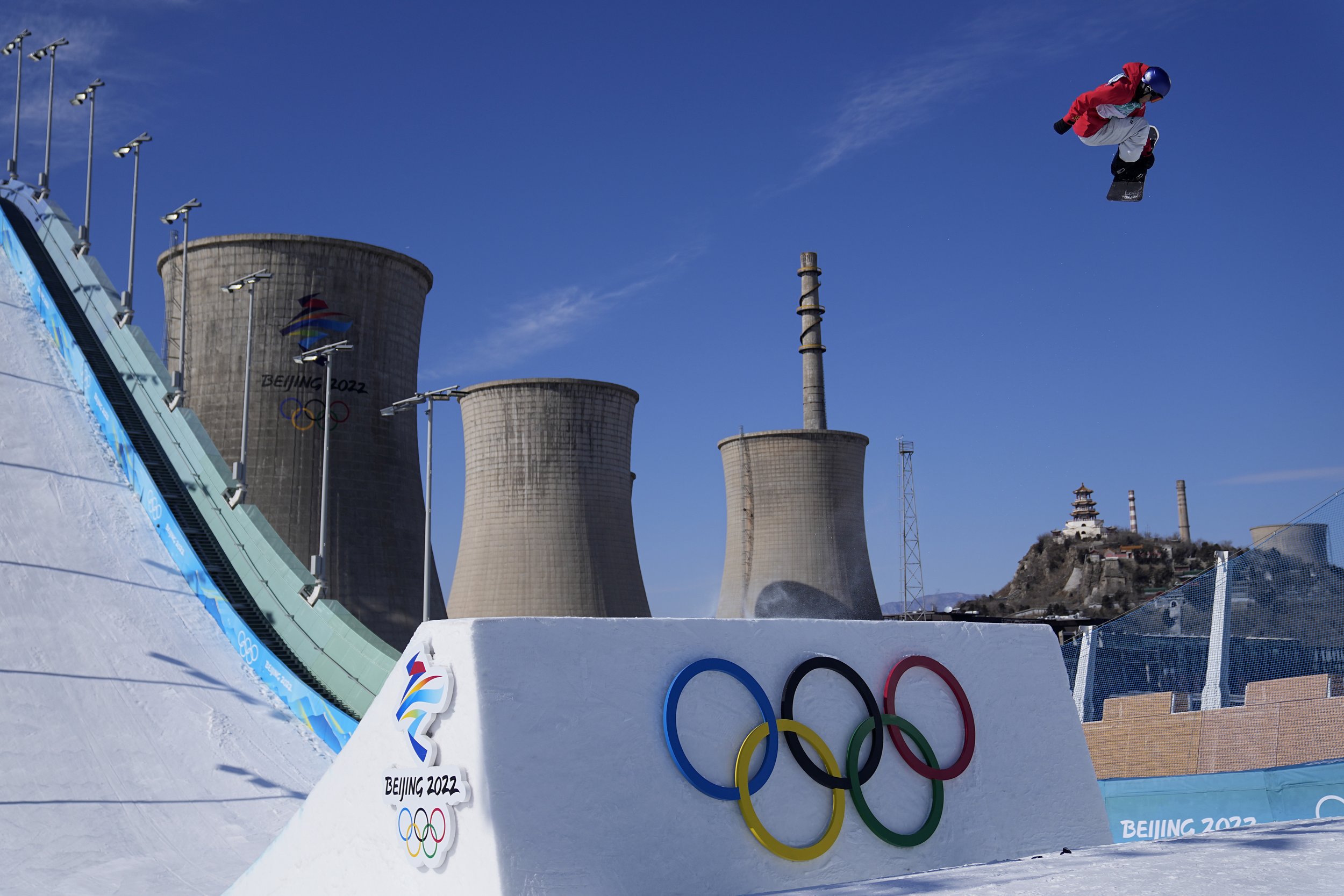  Takeru Otsuka of Japan competes during the men's snowboard big air qualifications of the 2022 Winter Olympics, Monday, Feb. 14, 2022, in Beijing. (AP Photo/Jae C. Hong) 