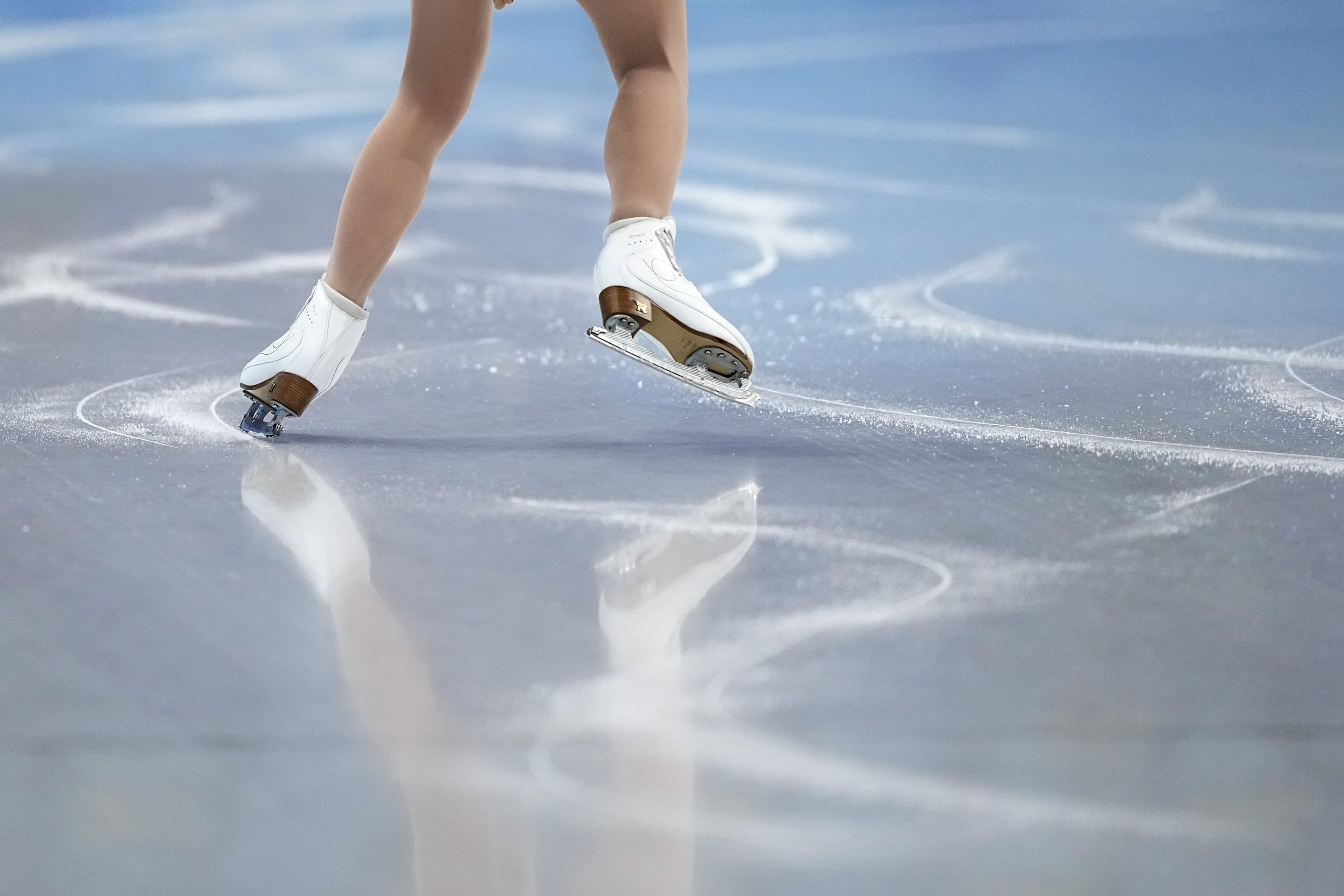  A skater warms up ahead of the women's free skate program during the figure skating competition at the 2022 Winter Olympics, Thursday, Feb. 17, 2022, in Beijing. (AP Photo/David J. Phillip) 