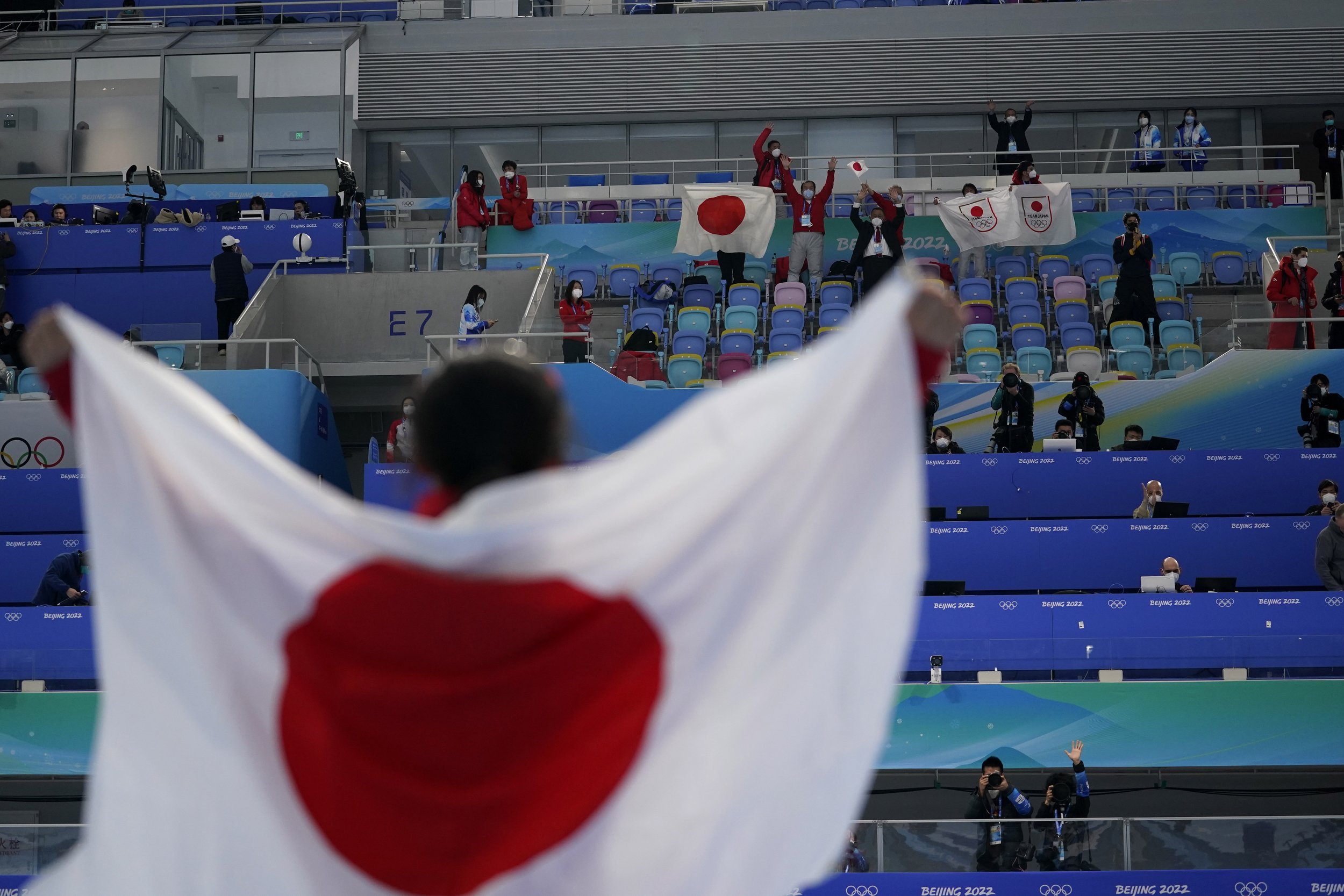  Miho Takagi of Japan holds her country's flag after winning the silver medal in the speedskating women's 500-meter race at the 2022 Winter Olympics, Sunday, Feb. 13, 2022, in Beijing. (AP Photo/Ashley Landis) 