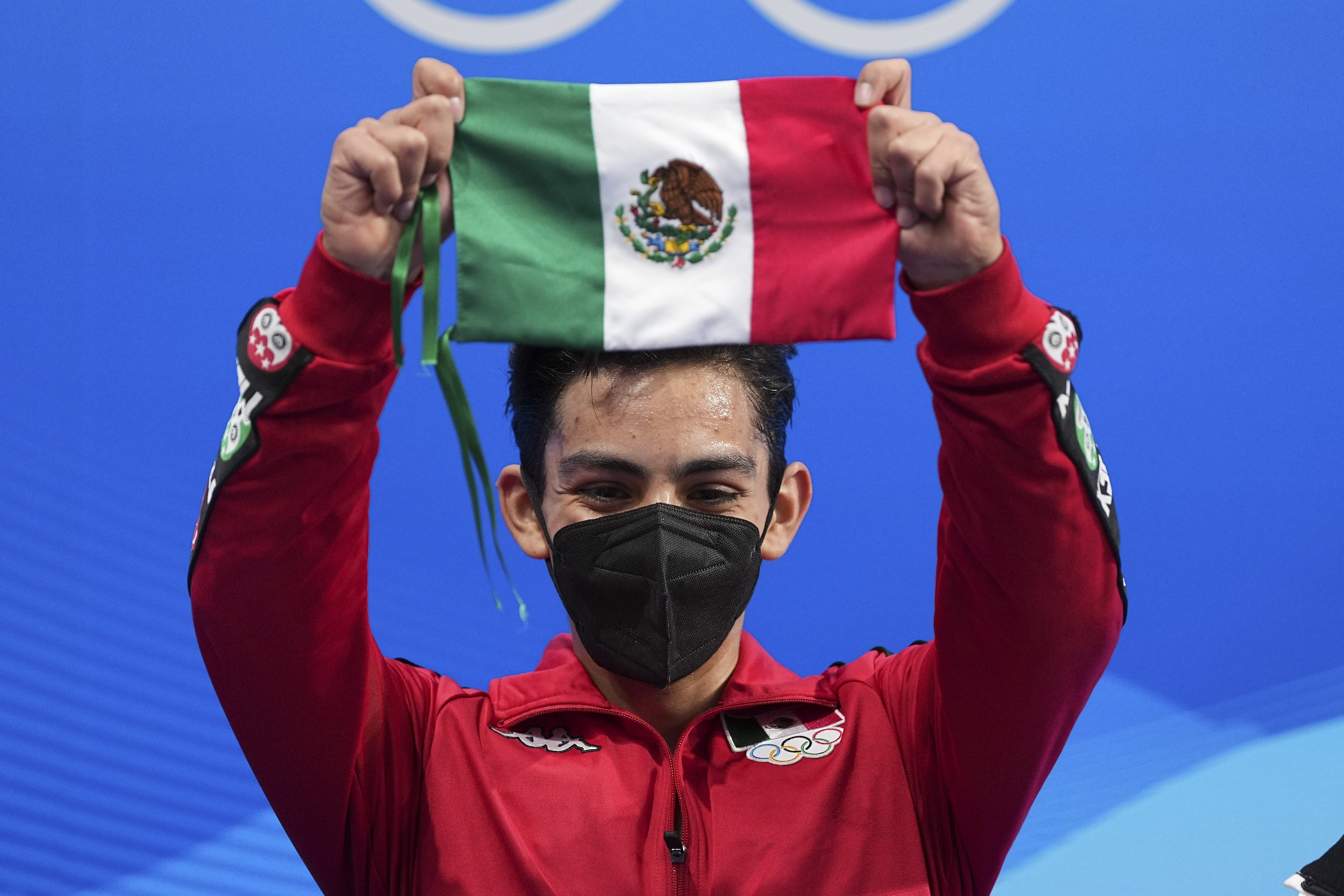  Donovan Carrillo, of Mexico, gestures after competing in the men's free skate program during the figure skating event at the 2022 Winter Olympics, Thursday, Feb. 10, 2022, in Beijing. (AP Photo/David J. Phillip) 