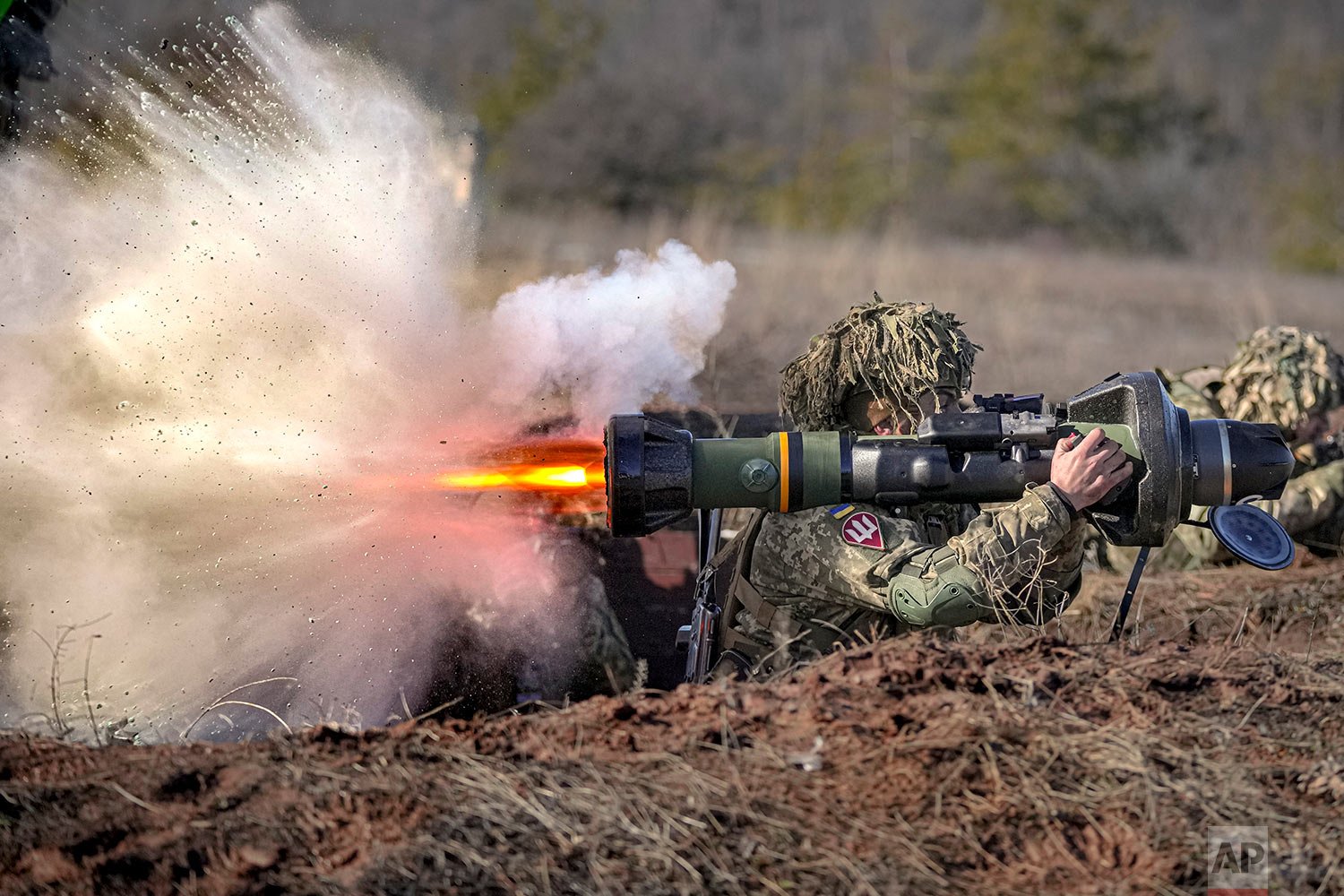 A Ukrainian serviceman fires an NLAW anti-tank weapon during an exercise in the Joint Forces Operation, in the Donetsk region, eastern Ukraine, Tuesday, Feb. 15, 2022. (AP Photo/Vadim Ghirda) 