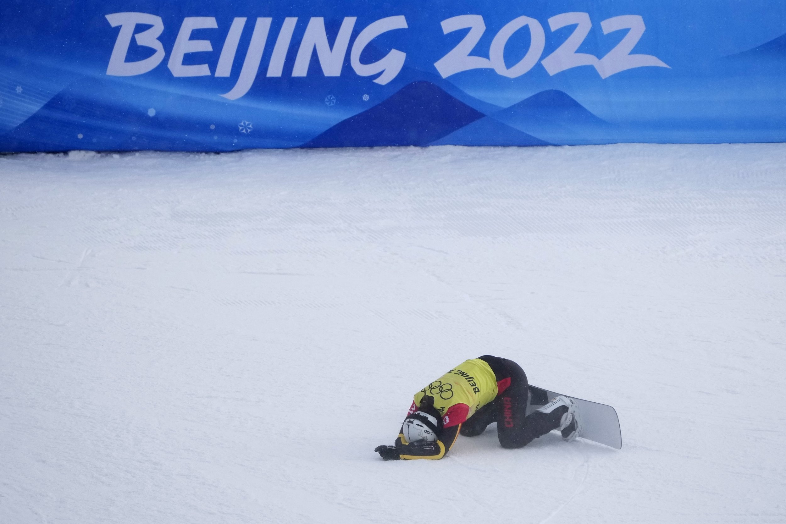  China's Feng He reacts after competing during the women's snowboard cross finals at the 2022 Winter Olympics, Wednesday, Feb. 9, 2022, in Zhangjiakou, China. (AP Photo/Aaron Favila) 