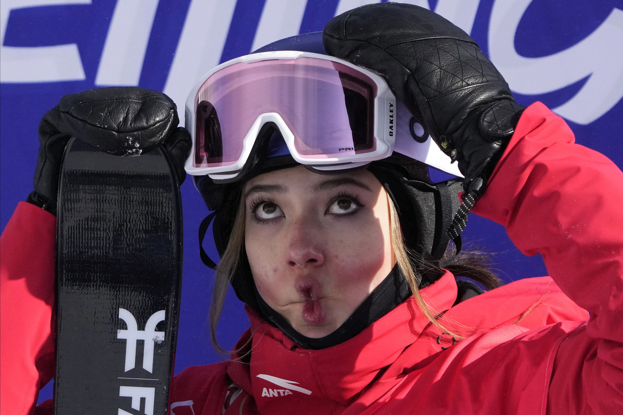  China's Eileen Gu reacts as she competes during the women's slopestyle finals at the 2022 Winter Olympics, Tuesday, Feb. 15, 2022, in Zhangjiakou, China. (AP Photo/Lee Jin-man) 