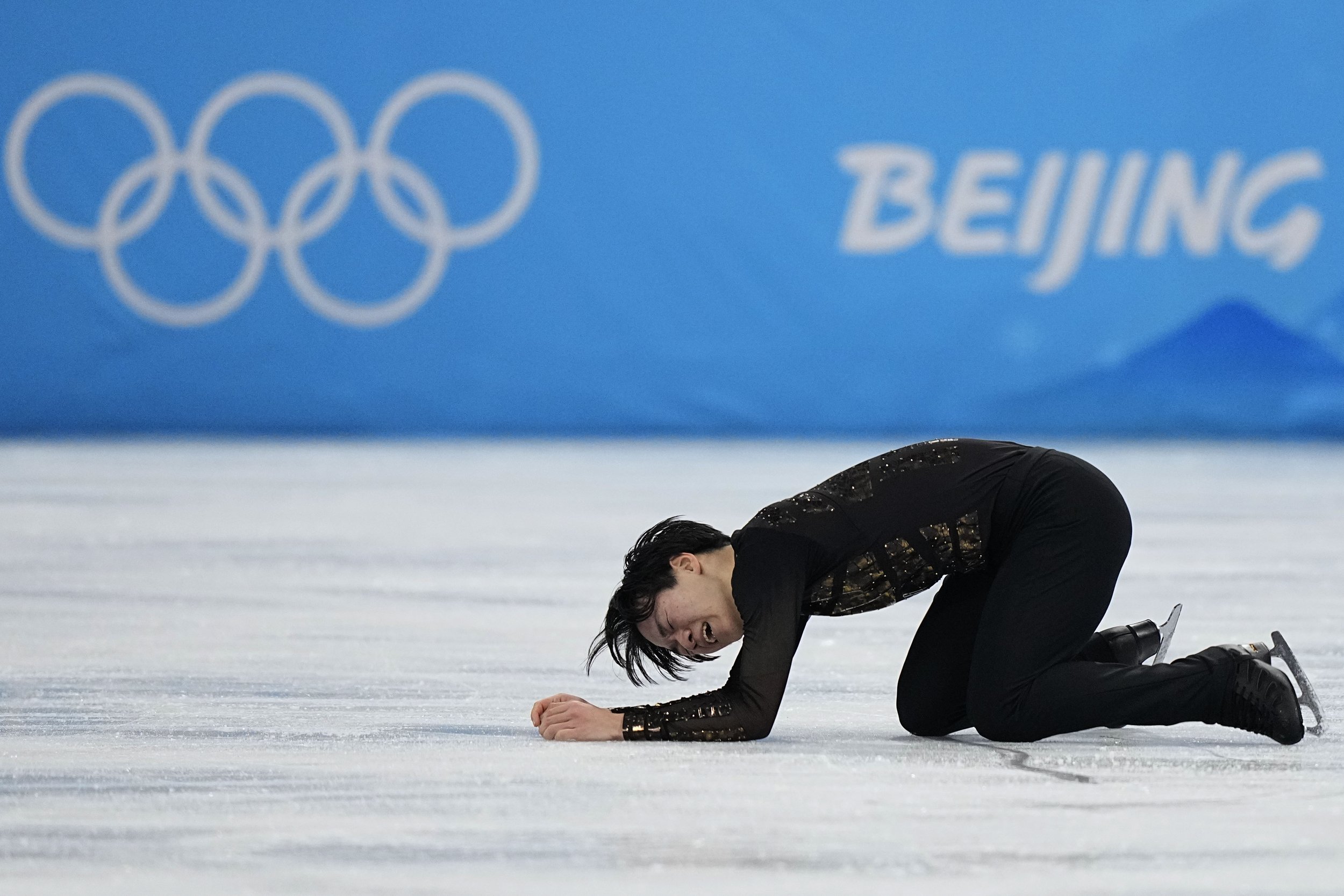 Yuma Kagiyama, of Japan, reacts after competing in the men's free skate program during the figure skating event at the 2022 Winter Olympics, Thursday, Feb. 10, 2022, in Beijing. (AP Photo/David J. Phillip) 
