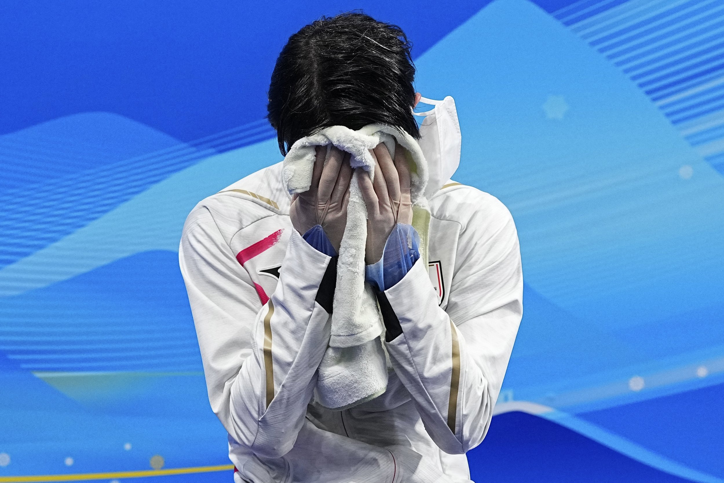  Yuzuru Hanyu, of Japan, reacts after the men's short program figure skating competition at the 2022 Winter Olympics, Tuesday, Feb. 8, 2022, in Beijing. (AP Photo/David J. Phillip) 