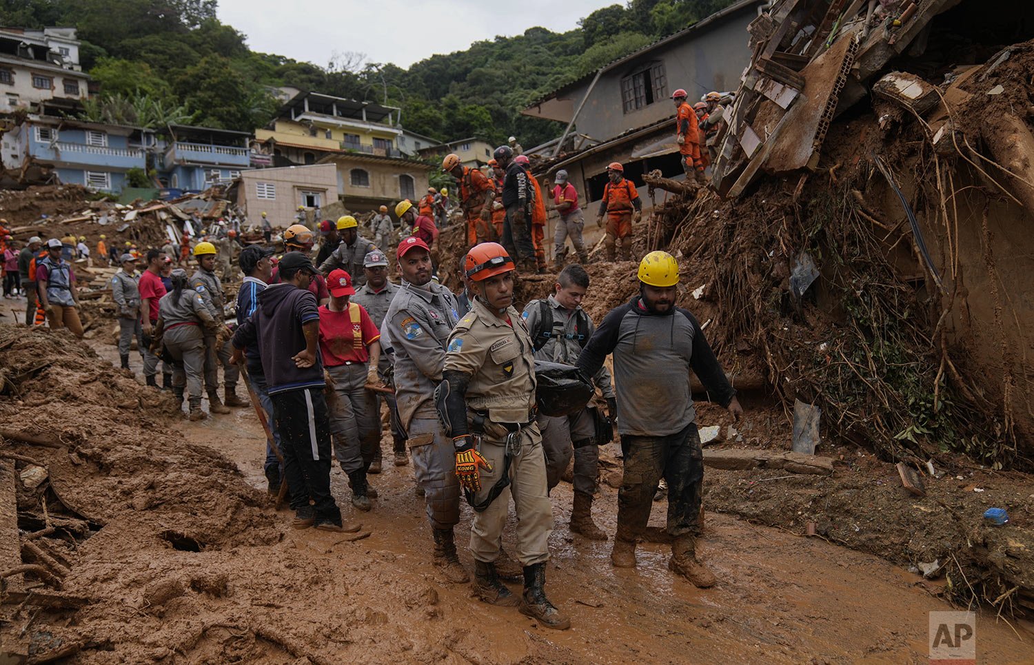  Rescue workers remove the body of a mudslide victim on the third day of rescue efforts in Petropolis, Brazil, Feb. 18, 2022. (AP Photo/Silvia Izquierdo) 