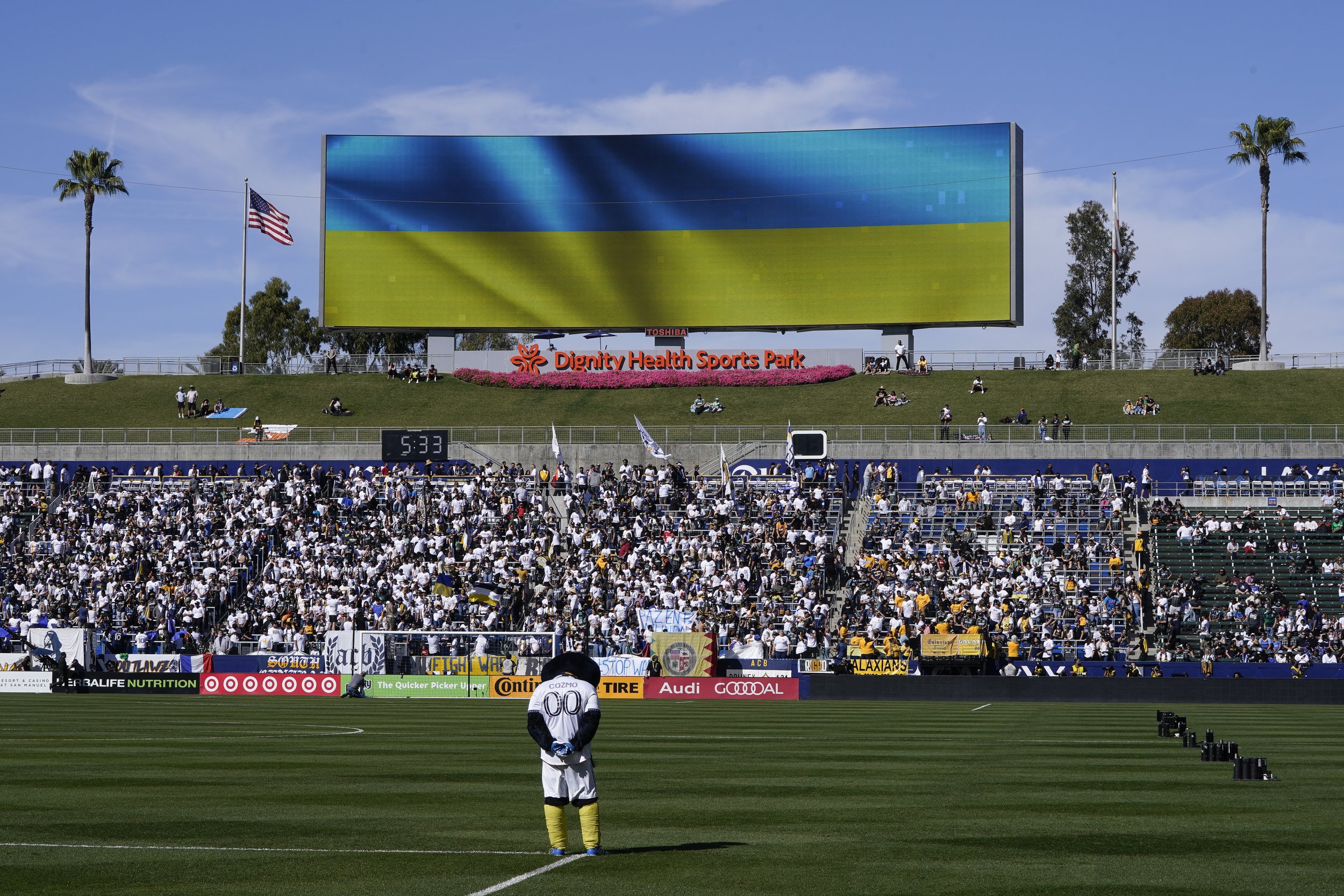  Soccer fans observe a moment of silence in support of Ukraine before an MLS soccer match between the Los Angeles Galaxy and the New York City FC Sunday, Feb. 27, 2022, in Carson, Calif. (AP Photo/Jae C. Hong) 
