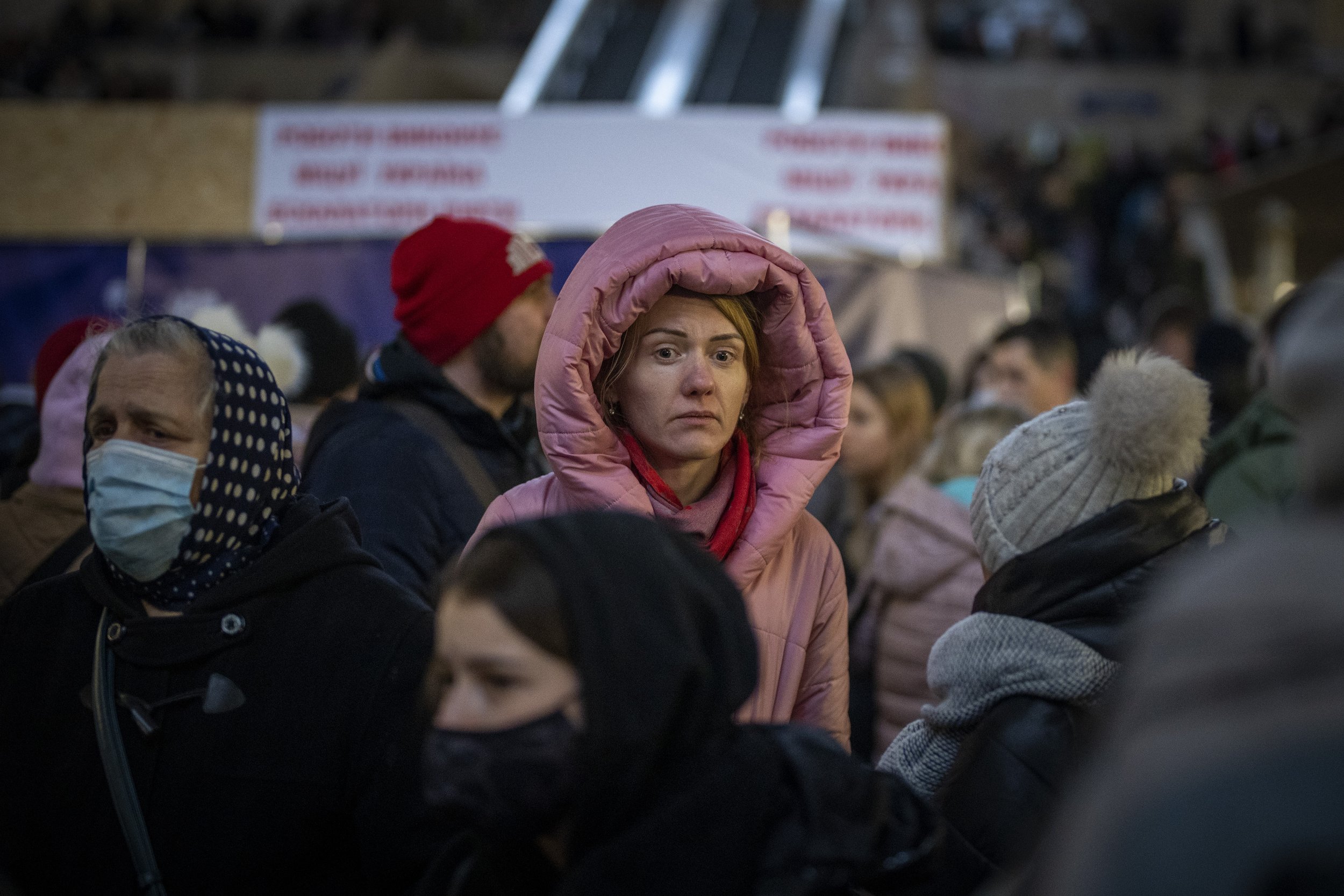  People crowd on a platform as they wait to board a Lviv-bound train in Kyiv, Ukraine, Tuesday, March 1. 2022. (AP Photo/Emilio Morenatti) 