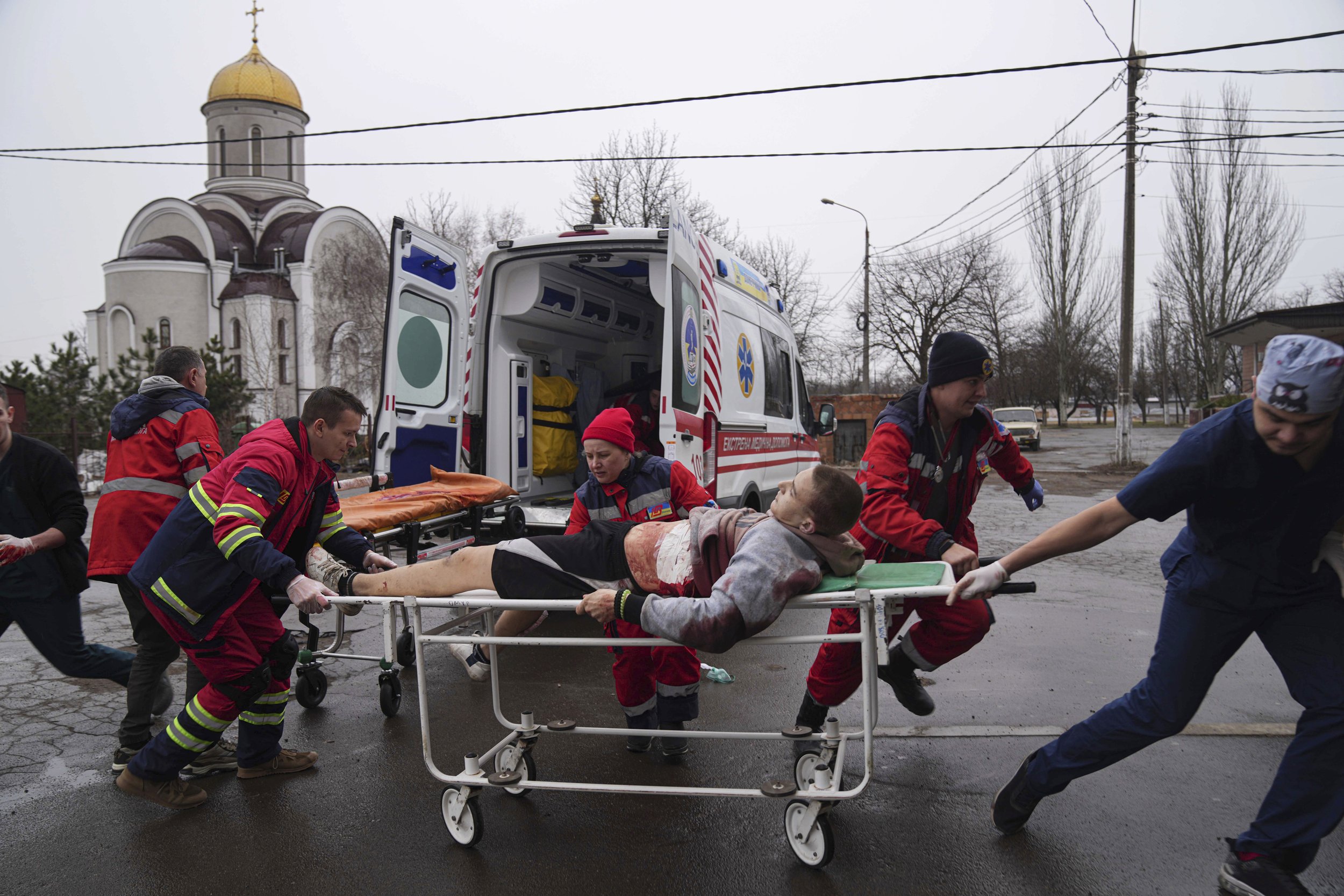  Ambulance paramedics move an injured man on a stretcher, wounded by shelling in a residential area, at a maternity hospital converted into a medical ward and used as a bomb shelter in Mariupol, Ukraine, Tuesday, March 1, 2022. (AP Photo/Evgeniy Malo
