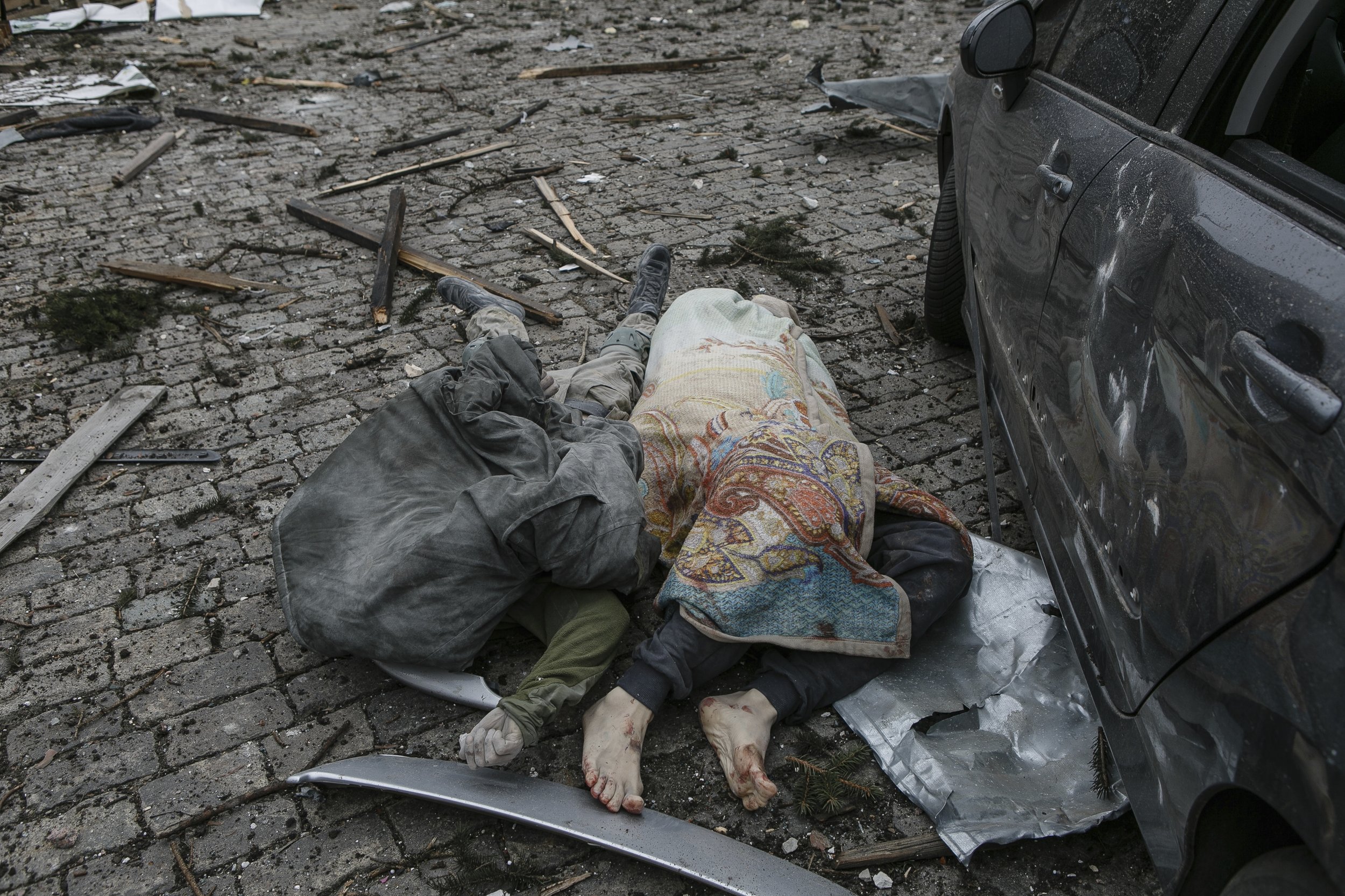  EDS NOTE: GRAPHIC CONTENT - Dead bodies lie in the central square following shelling of the City Hall building in Kharkiv, Ukraine, Tuesday, March 1, 2022. (AP Photo/Pavel Dorogoy) 