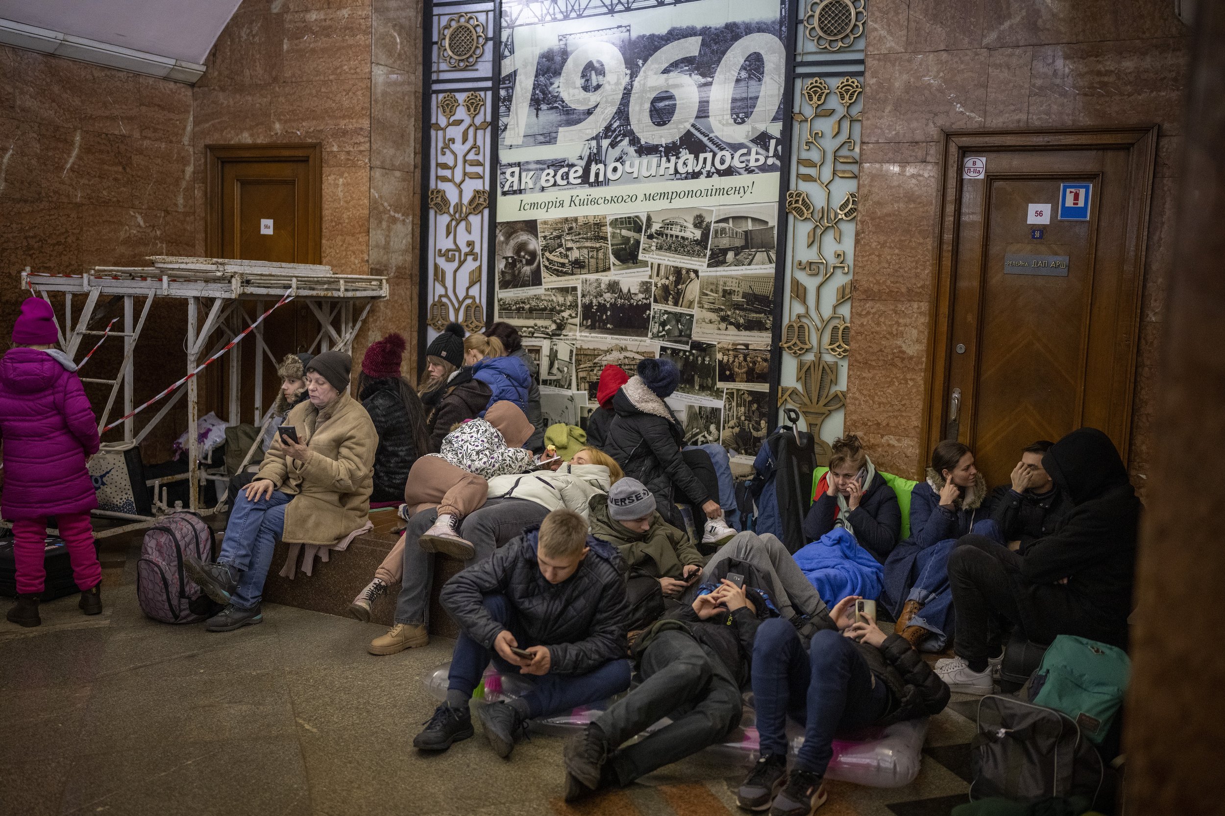 Новости украины на русском сегодняшний день. Киев метро беженцы. Люди в бомбоубежище Украина.