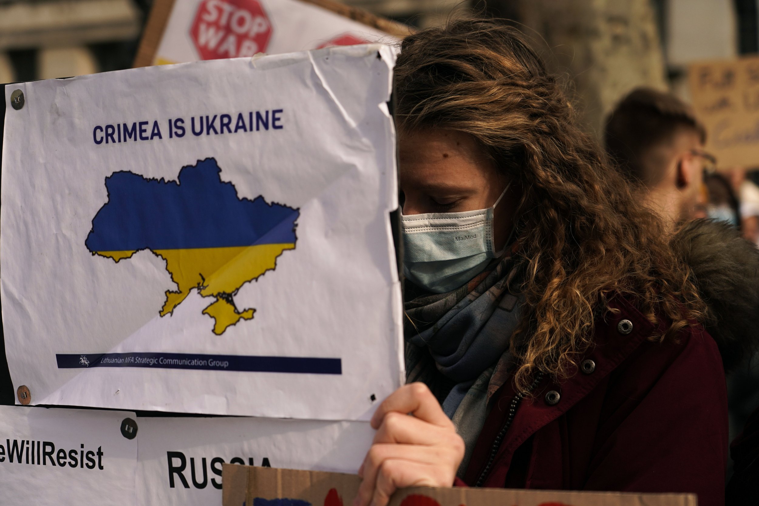  A Pro-Ukraine demonstrator holds a placard as she attends a demonstration outside Downing Street, in London, Thursday, Feb. 24, 2022.  (AP Photo/Alberto Pezzali) 