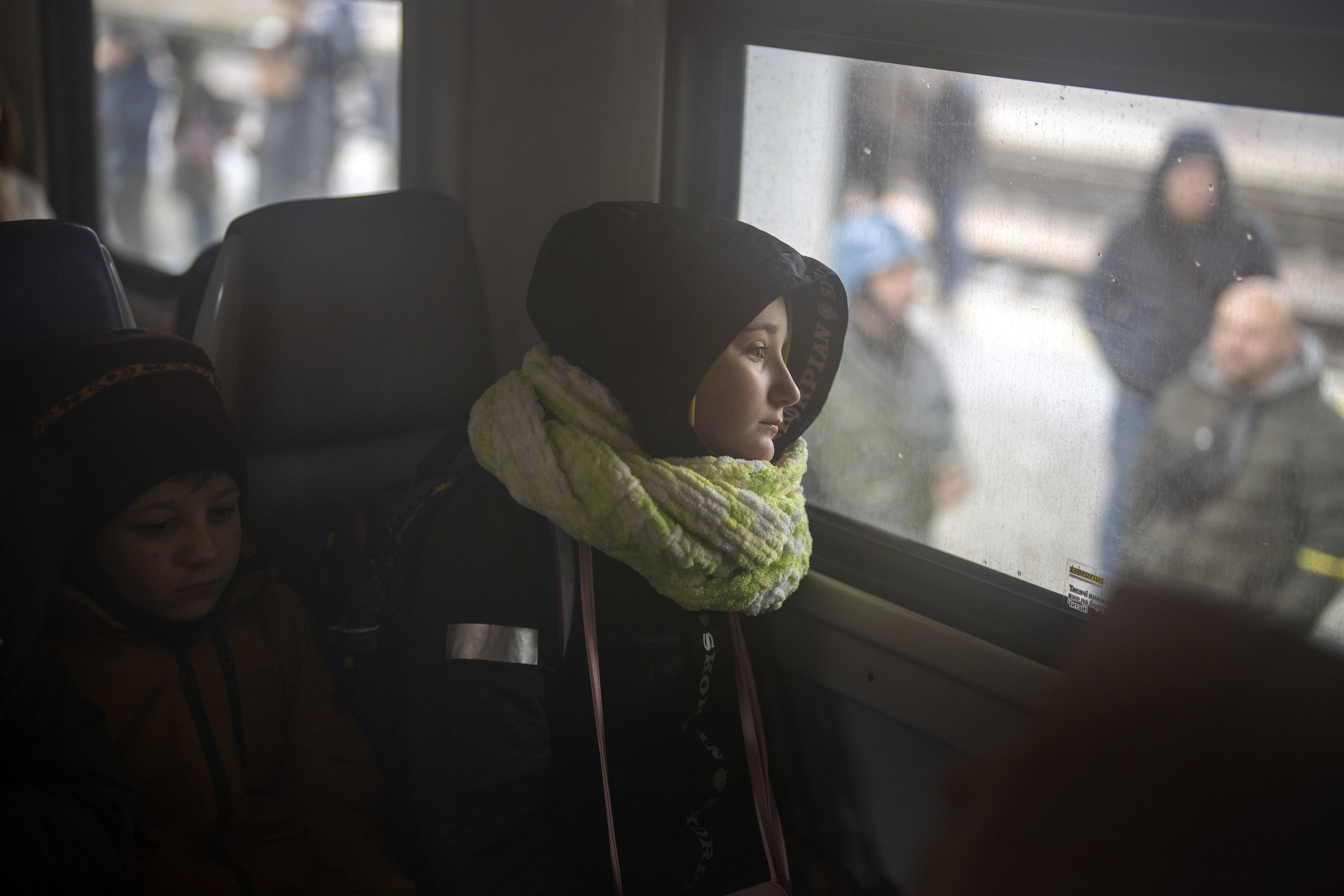  A girl and her brother sit on a train bound for Lviv at the Kyiv station, Ukraine, Thursday, March 3, 2022. (AP Photo/Emilio Morenatti) 