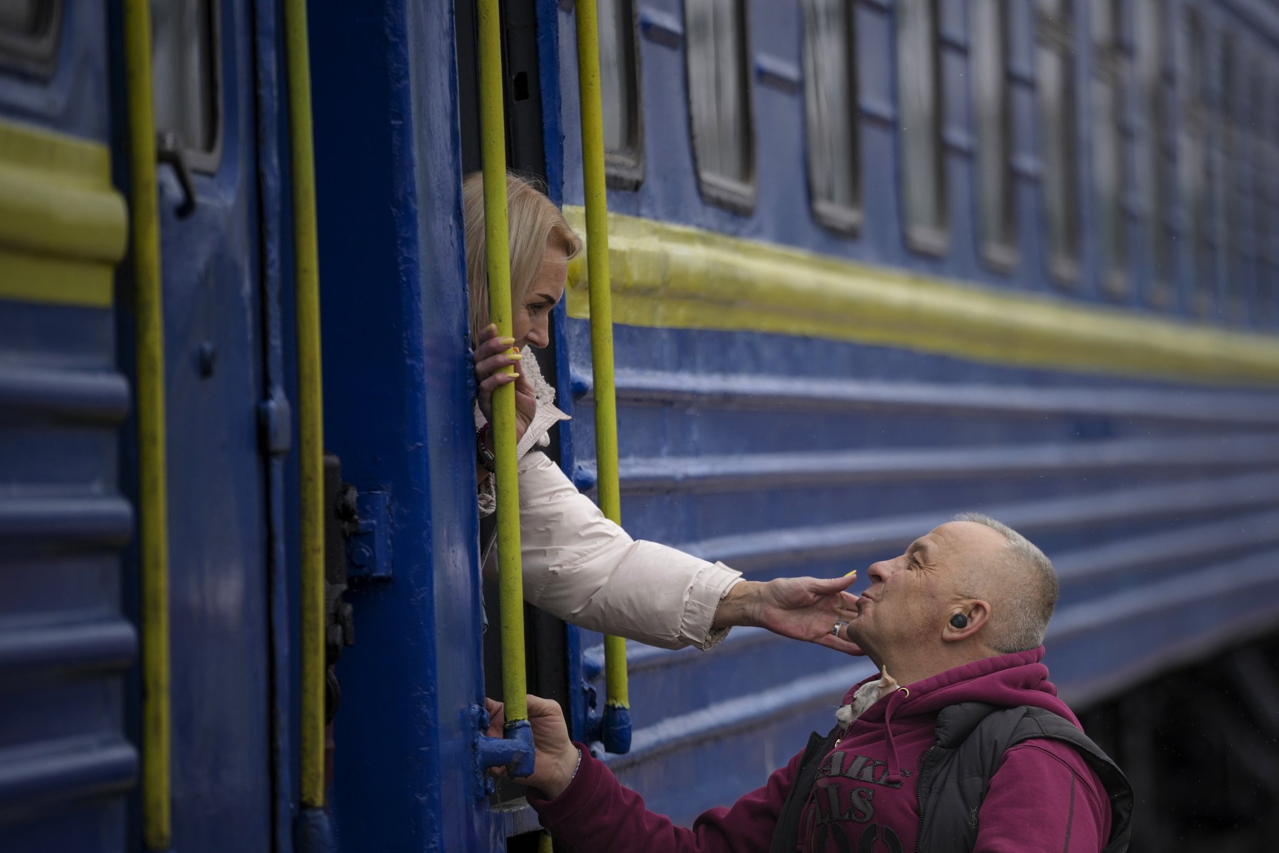  A woman bids a man goodbye after boarding a Lviv bound train, in Kyiv, Ukraine, Thursday, March 3, 2022. (AP Photo/Vadim Ghirda) 