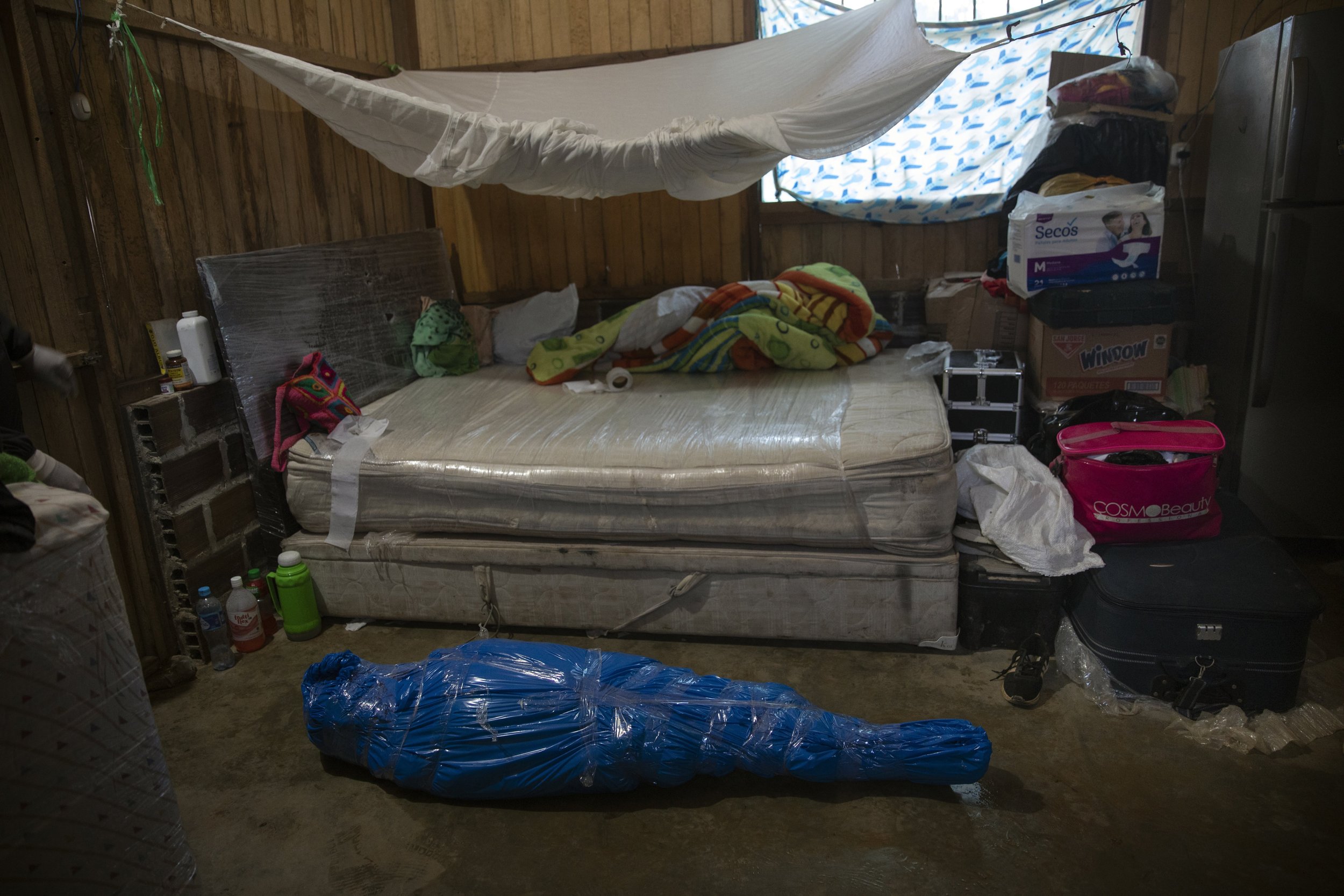  Corazona Pena's body lies wrapped in plastic by a Peruvian COVID-19 specialized government team in Pucallpa, in Peru's Ucayali region, Tuesday, Sept. 29, 2020. (AP Photo/Rodrigo Abd) 