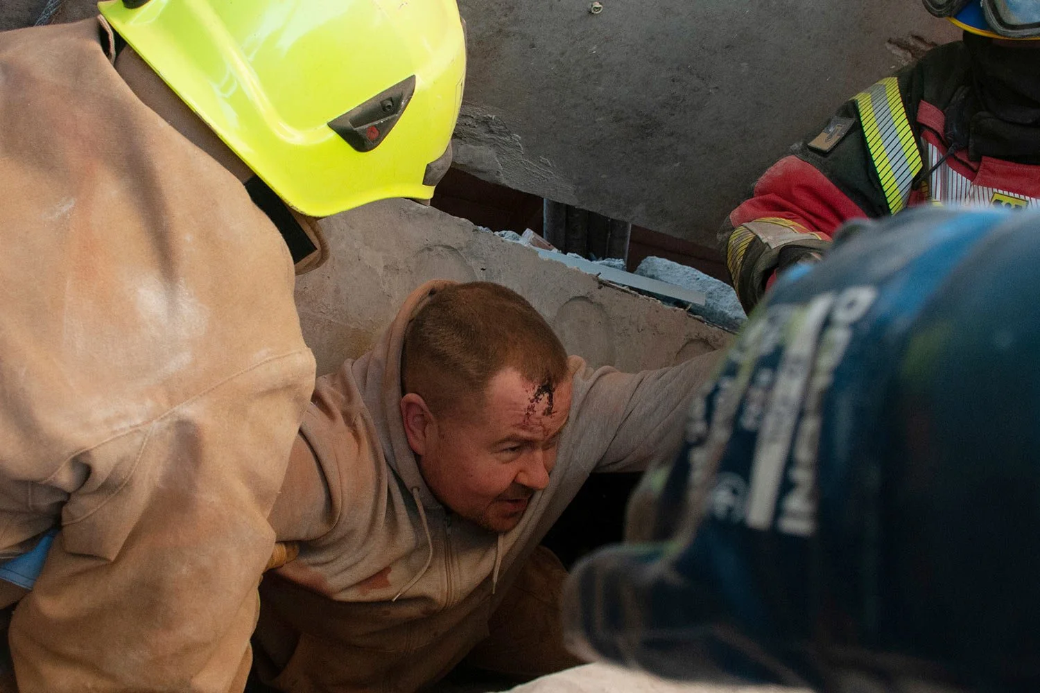  Rescuers evacuate a man from under the rubble of damage by shelling of the National Academy of State Administration building in Kharkiv, Ukraine, Friday, March 18, 2022. (AP Photo/Andrew Marienko) 