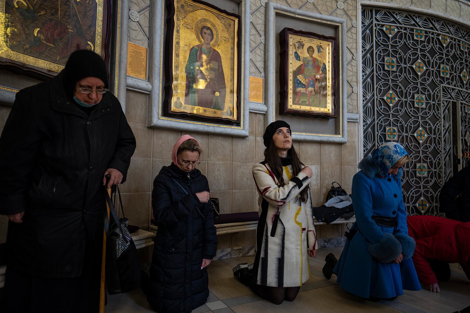  Woman pray inside the Transfiguration of Jesus Orthodox Cathedral, in Kyiv, Ukraine, Sunday, March 20, 2022. (AP Photo/Rodrigo Abd) 