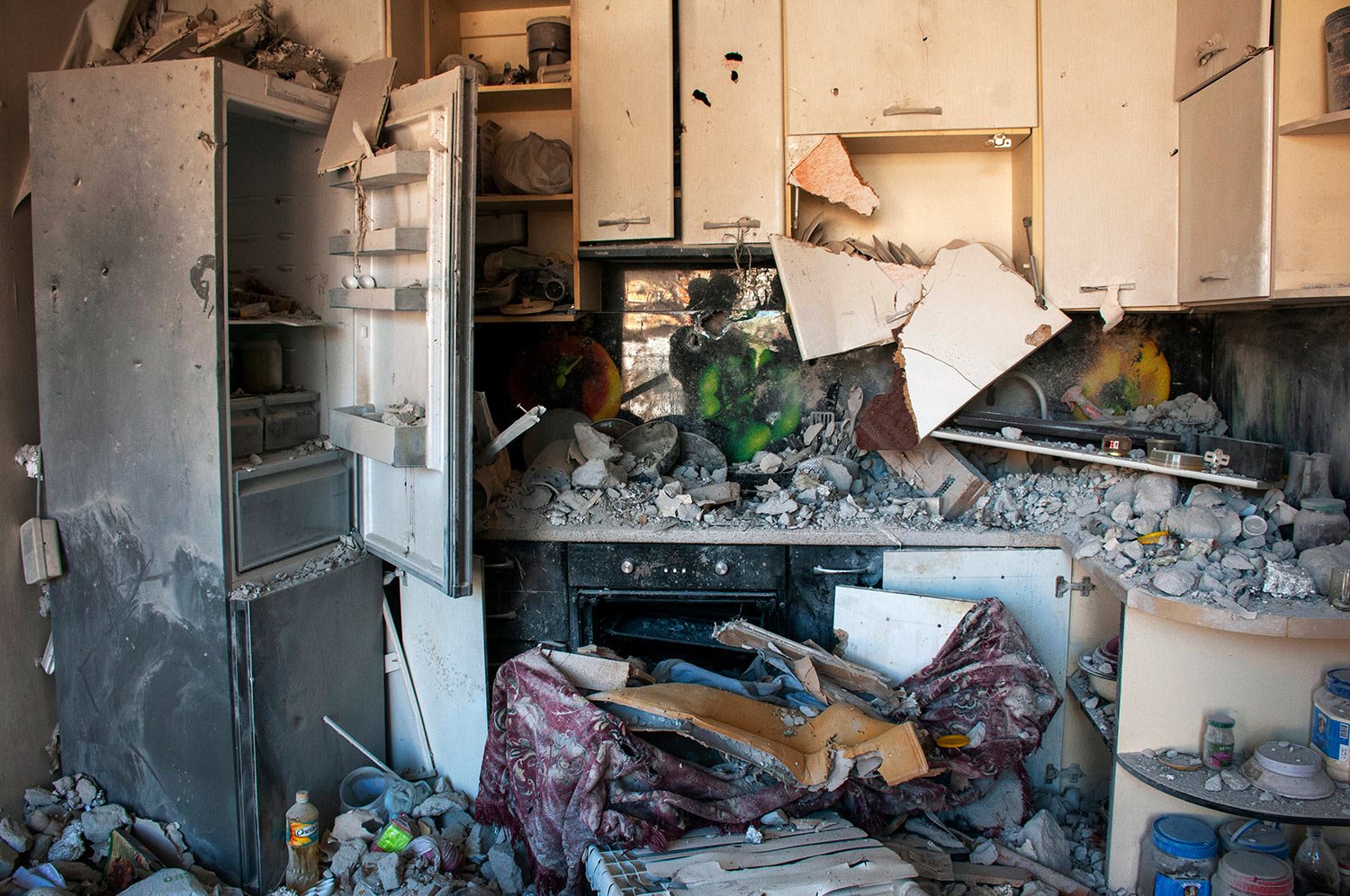  Debris covers a damaged kitchen at an apartment building hit by shelling in Kharkiv, Ukraine, Sunday, March 20, 2022. (AP Photo/Andrew Marienko) 