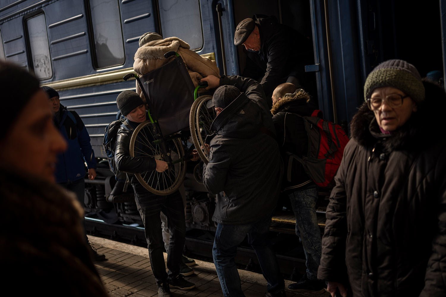  Ukrainians escaping from the besieged city of Mariupol along with other passengers from Zaporizhzhia arrive at Lviv, western Ukraine, on Sunday, March 20, 2022. (AP Photo/Bernat Armangue) 