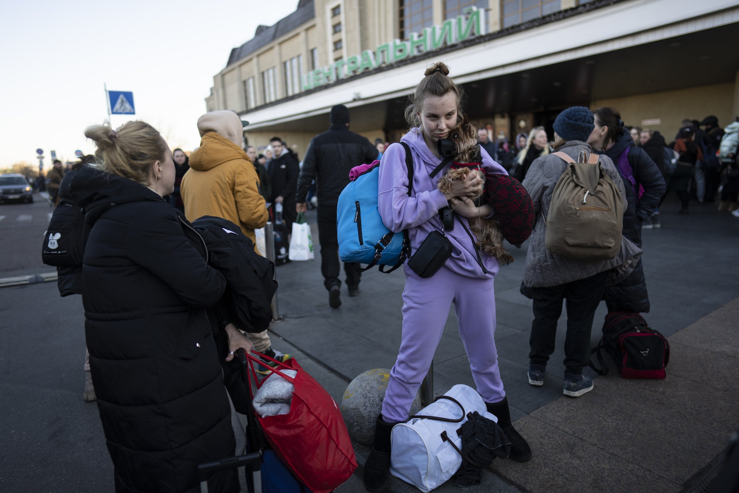  Daryna Kovalenko, 19 , holds her dog Tim, while arriving at Kyiv's train station after leaving her home in Chernihiv, Ukraine, through a humanitarian corridor, Monday, March 21, 2022. (AP Photo/ (AP Photo/Rodrigo Abd) 