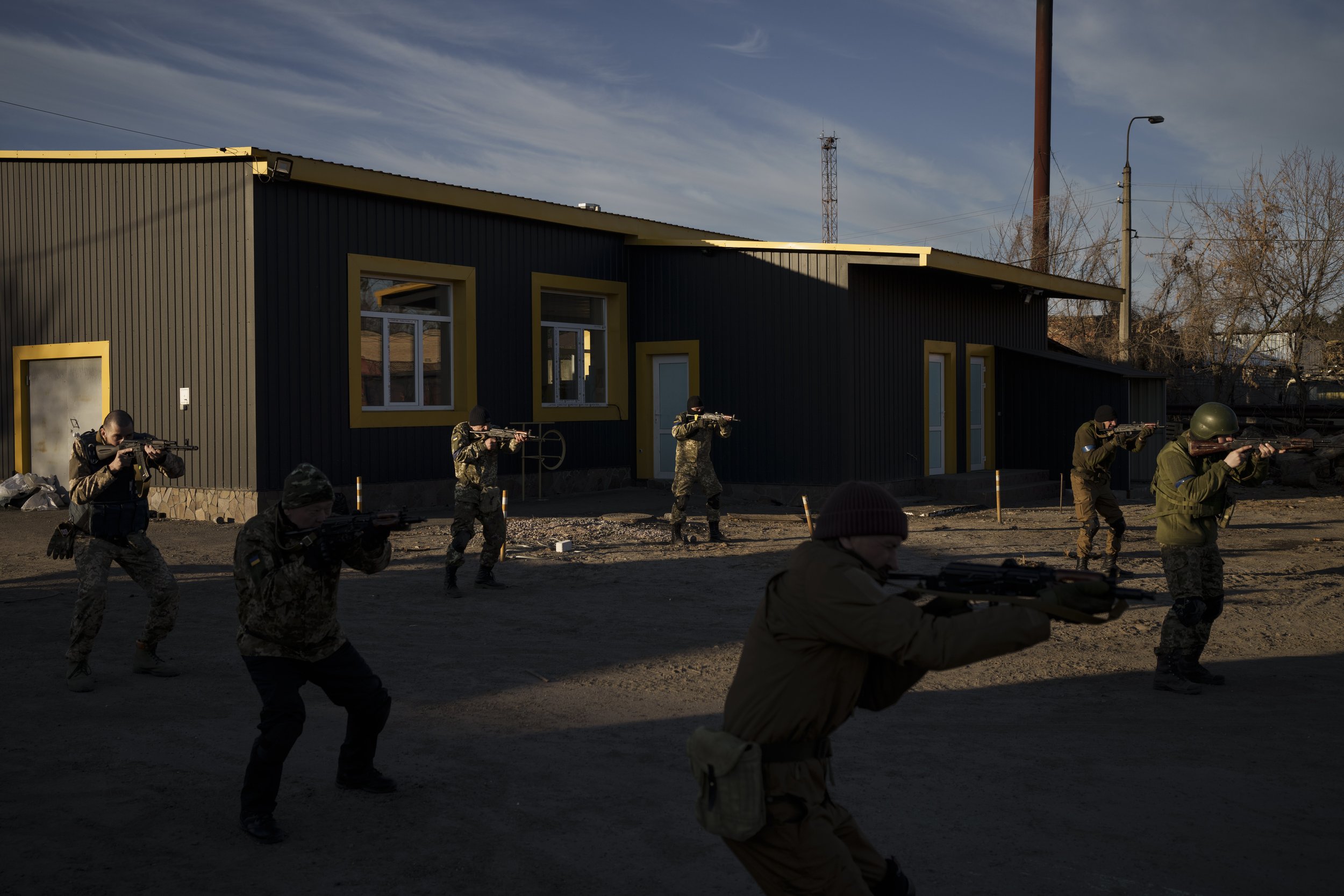  Civilian volunteers attend a training camp of the Ukrainian Territorial Defense Forces in Brovary, northeast of Kyiv, Ukraine, Monday, March 21, 2022. (AP Photo/Felipe Dana) 