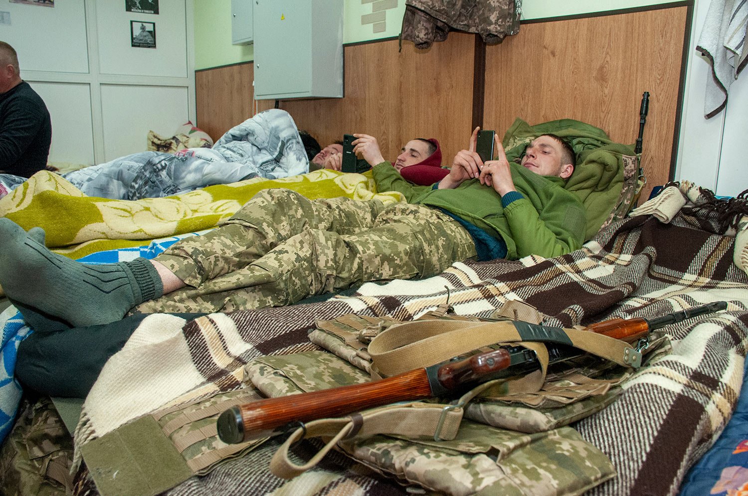  Ukrainian servicemen rest in Kharkiv, Ukraine, Tuesday, March 22, 2022. (AP Photo/Andrew Marienko) 
