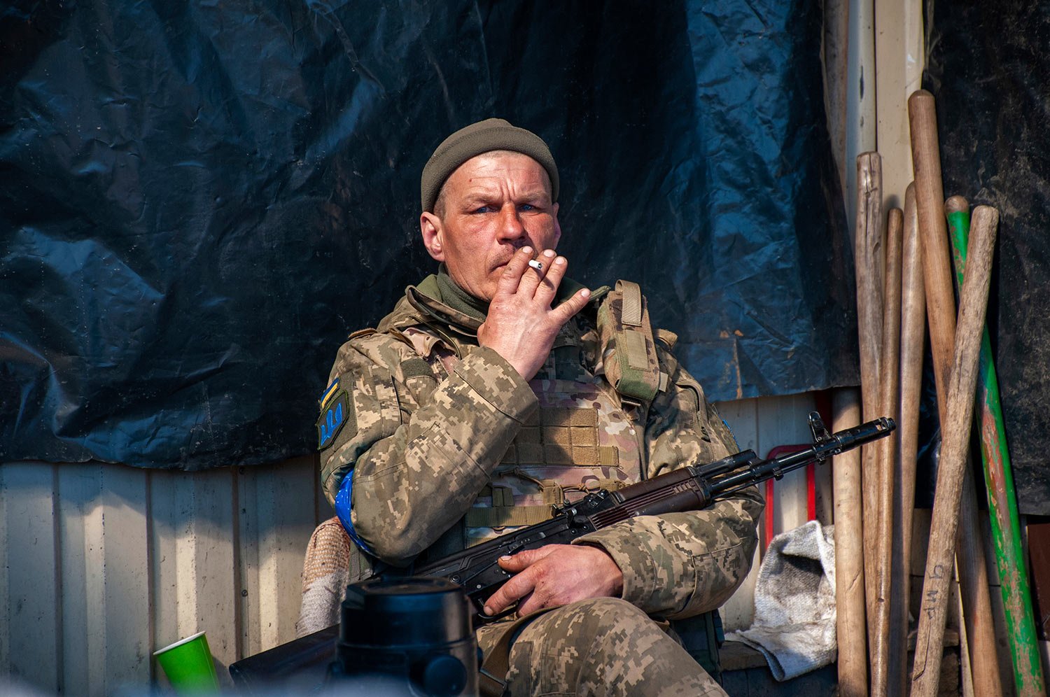  A Ukrainian serviceman rests at his position in Kharkiv, Ukraine, Tuesday, March 22, 2022. (AP Photo/Andrew Marienko) 