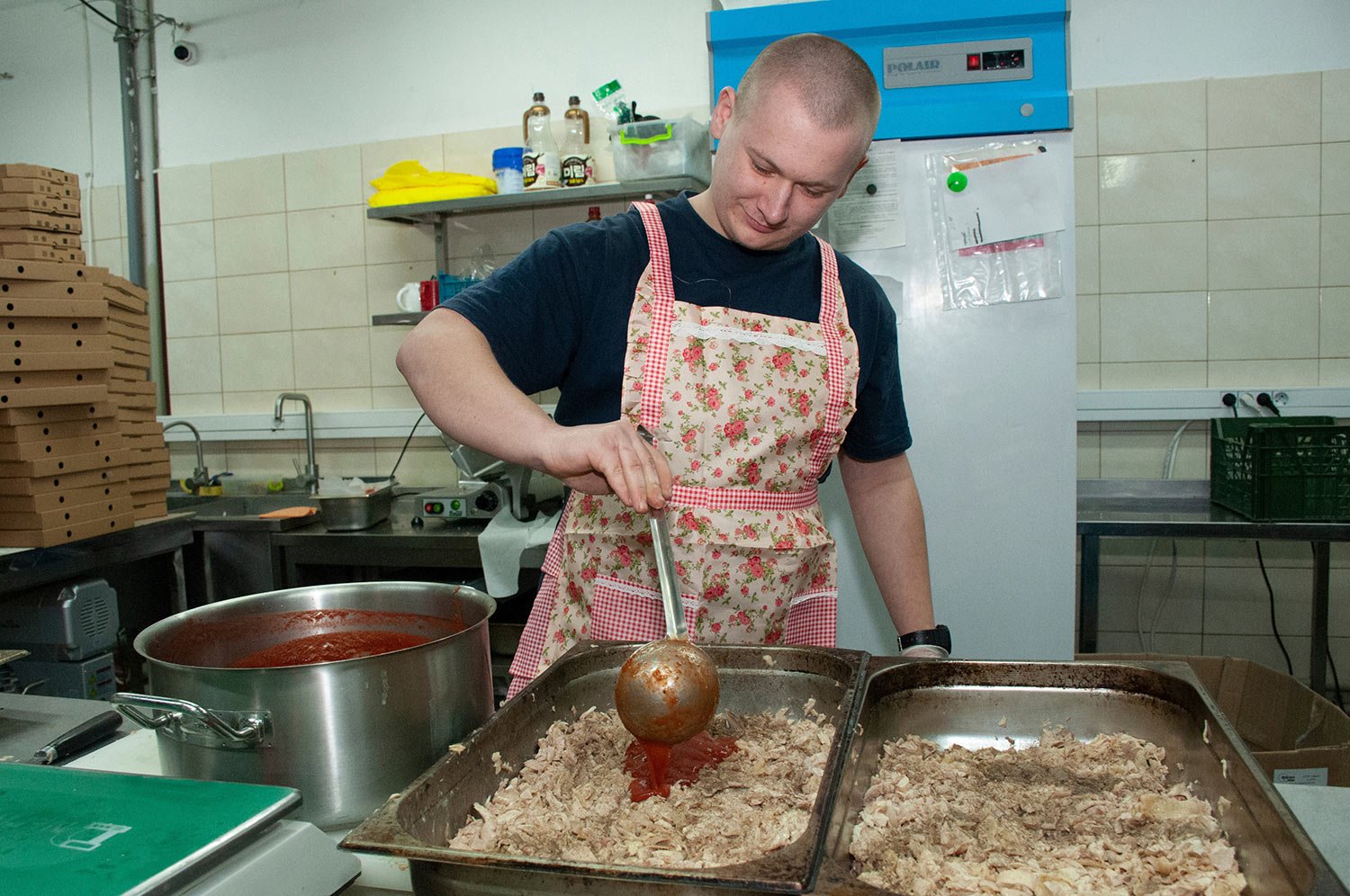  A volunteer cooks food for Ukrainian servicemen in Kharkiv, Ukraine, Tuesday, March 22, 2022. (AP Photo/Andrew Marienko) 