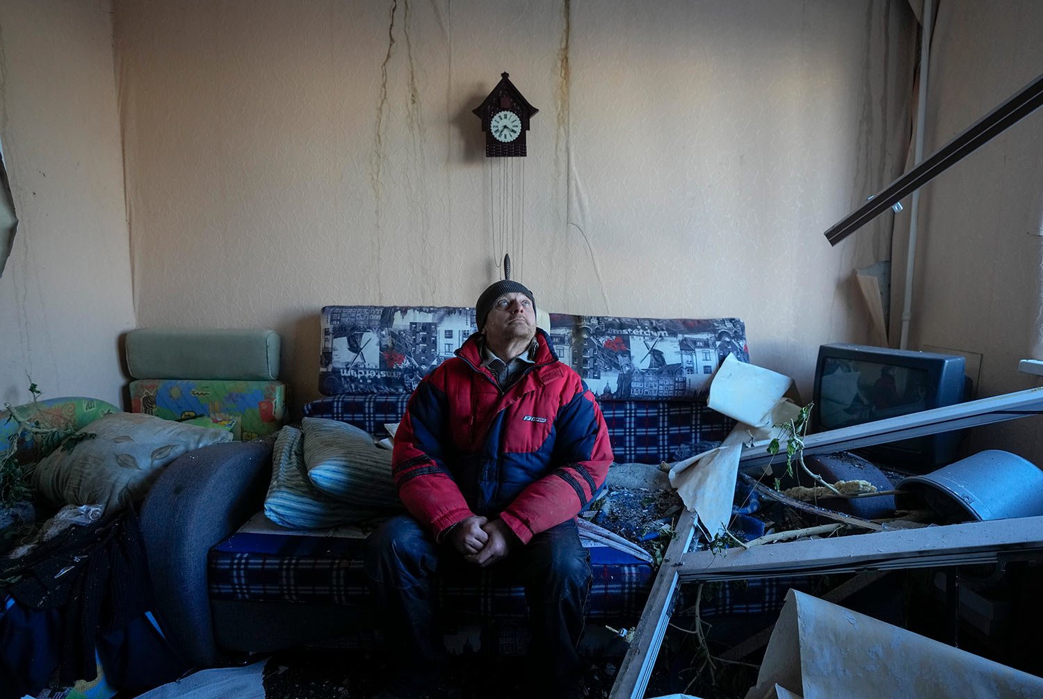  A man looks up as he sits in his apartment in a multi-story house destroyed by a Russian attack in Kharkiv, Ukraine, Thursday, March 24, 2022.  (AP Photo/Efrem Lukatsky) 