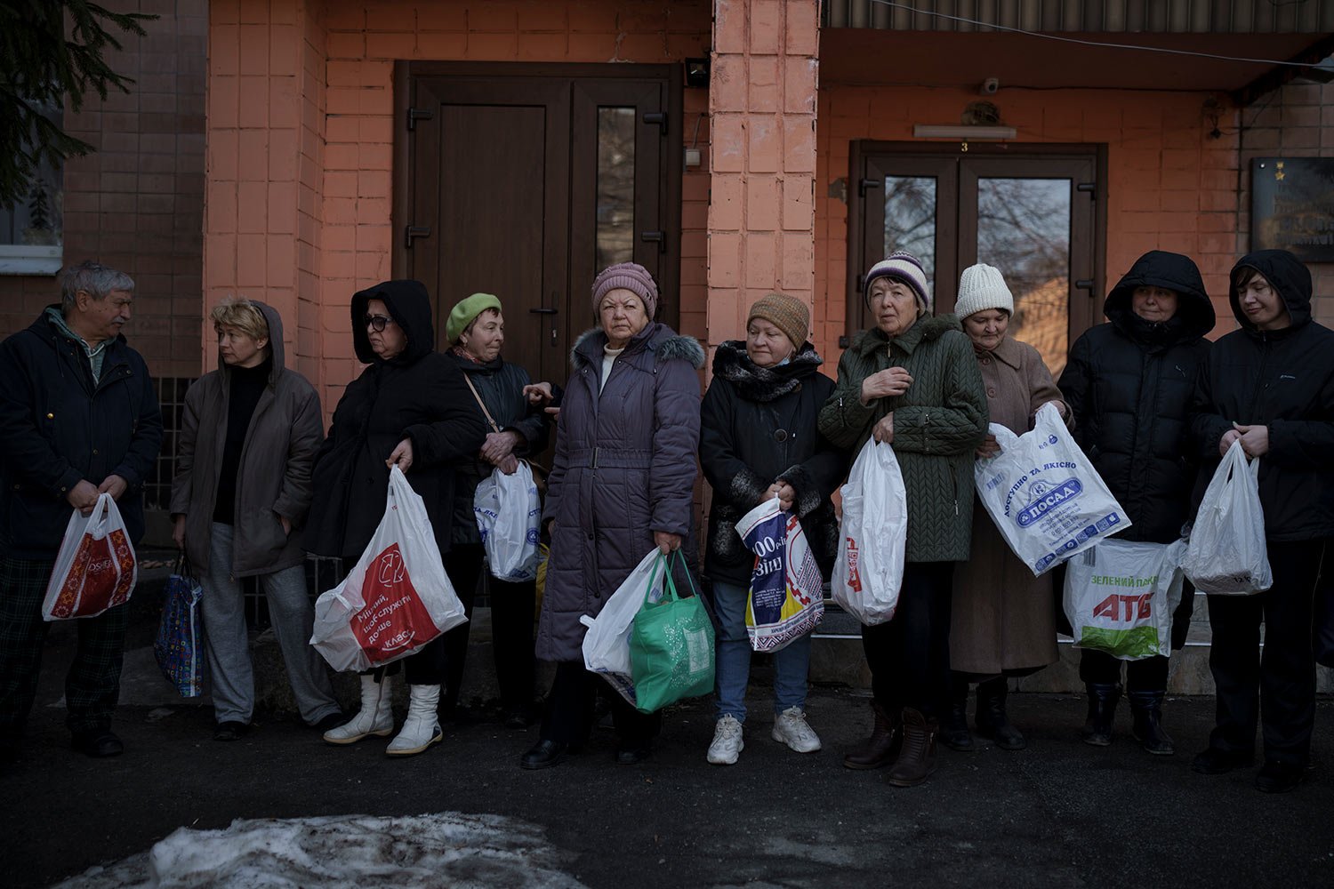  Residents wait in line to receive aid from the Ukrainian Red Cross in Kharkiv, Ukraine, Thursday, March 24, 2022. (AP Photo/Felipe Dana) 