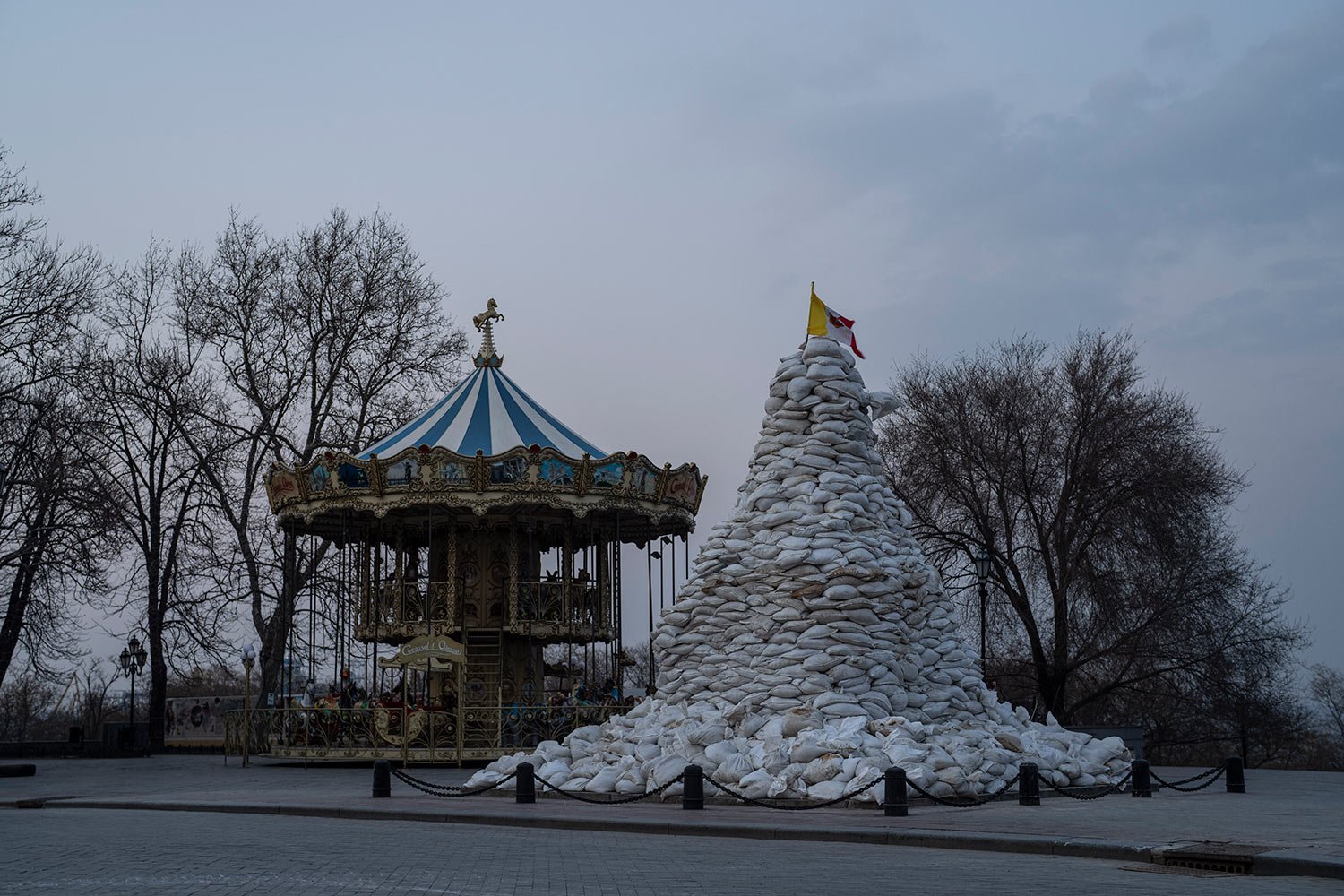  The monument of the Duke of Richelieu, is covered with sandbags next to a Carrousel , in Odesa, Ukraine, Thursday March 24, 2022. The city of Odesa is prepared for a possible Russian offensive. (AP Photo/Petros Giannakouris) 