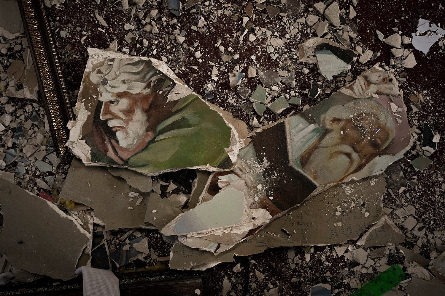 Parts of the painted walls are scattered on the floor of a church destroyed by fighting between Russian and Ukrainian forces in the village of Yasnohorodka, on the outskirts of Kyiv, Ukraine, Friday, March 25, 2022. (AP Photo/Vadim Ghirda) 