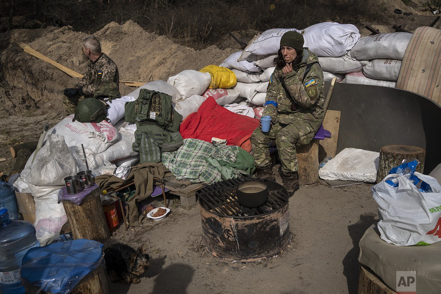  Ukrainian soldiers rest at a checkpoint in Brovary, on the outskirts of Kyiv, Ukraine, Saturday, March 26, 2022. (AP Photo/Rodrigo Abd) 