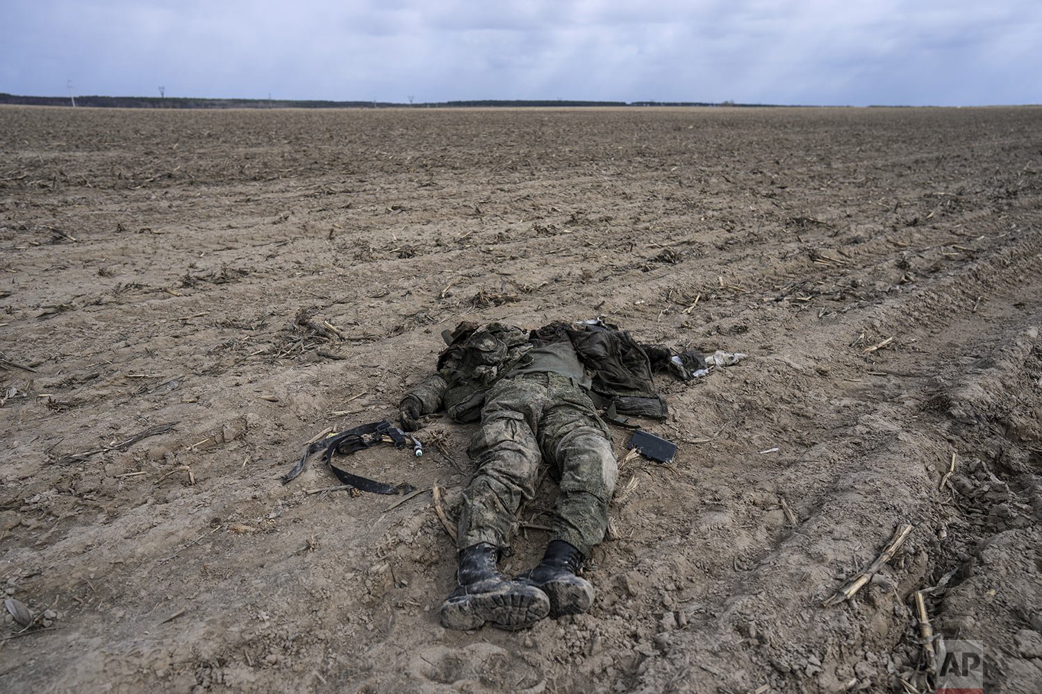  A Russian soldier killed during combats against the Ukrainian army lies in a corn field in Sytnyaky on the outskirts of Kyiv, Ukraine, Sunday, March 27, 2022. (AP Photo/Rodrigo Abd) 