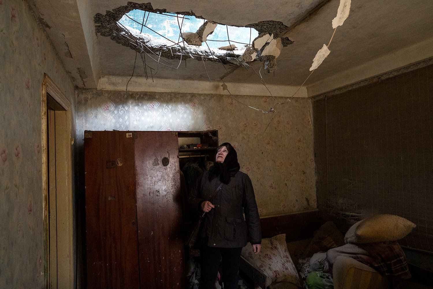  Halyna Falko looks at the destruction caused after a Russian attack inside her house near Brovary, on the outskirts of Kyiv, Ukraine, Monday, March 28, 2022. (AP Photo/Rodrigo Abd) 