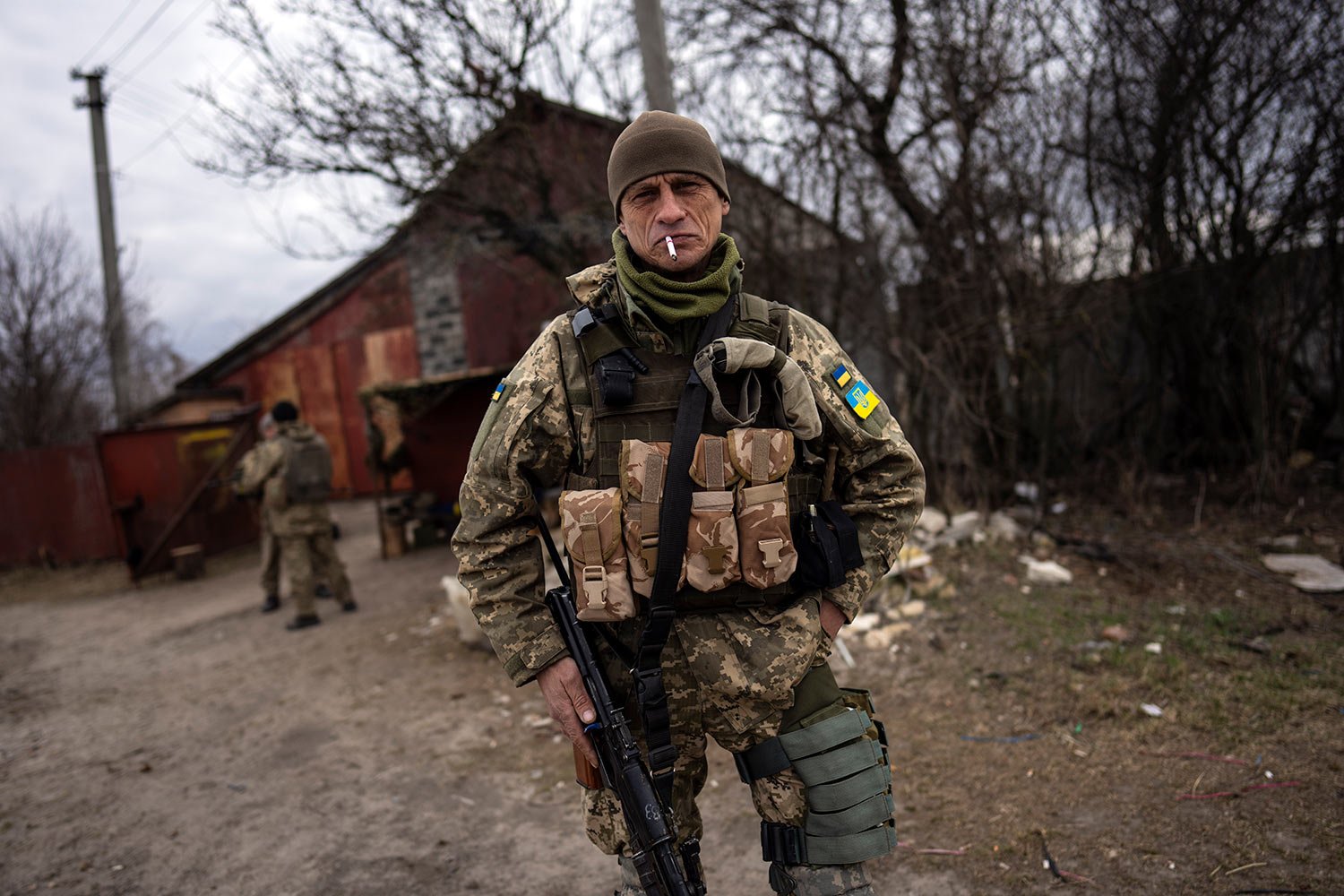  A soldier smokes a cigarette near the frontline in Brovary, on the outskirts of Kyiv, Ukraine, Monday, March 28, 2022. (AP Photo/Rodrigo Abd) 