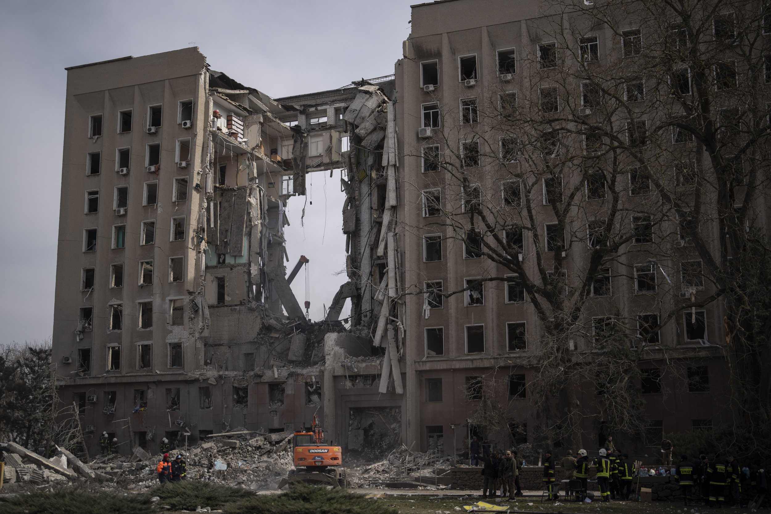  Emergency personnel work at the site of the regional government headquarters of Mykolaiv, Ukraine, following a deadly Russian attack, on Tuesday, March 29, 2022. (AP Photo/Petros Giannakouris) 