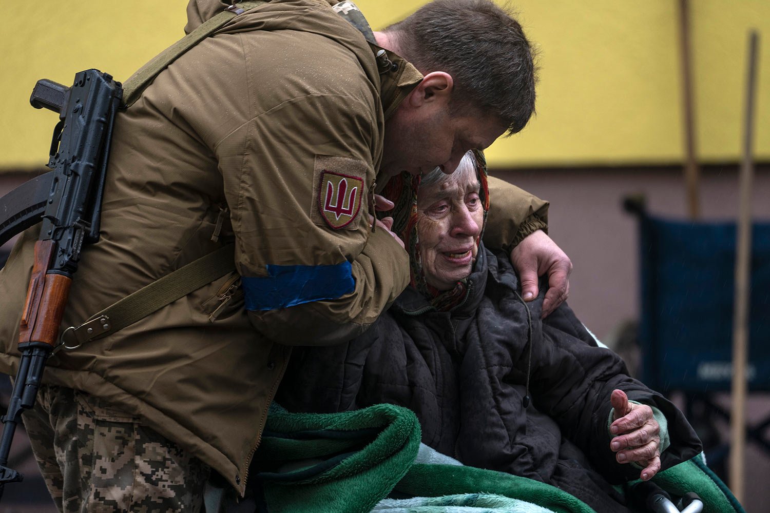  A soldier comforts Larysa Kolesnyk, 82, after being evacuated from Irpin, on the outskirts of Kyiv, Ukraine, Wednesday, March 30, 2022. (AP Photo/Rodrigo Abd) 