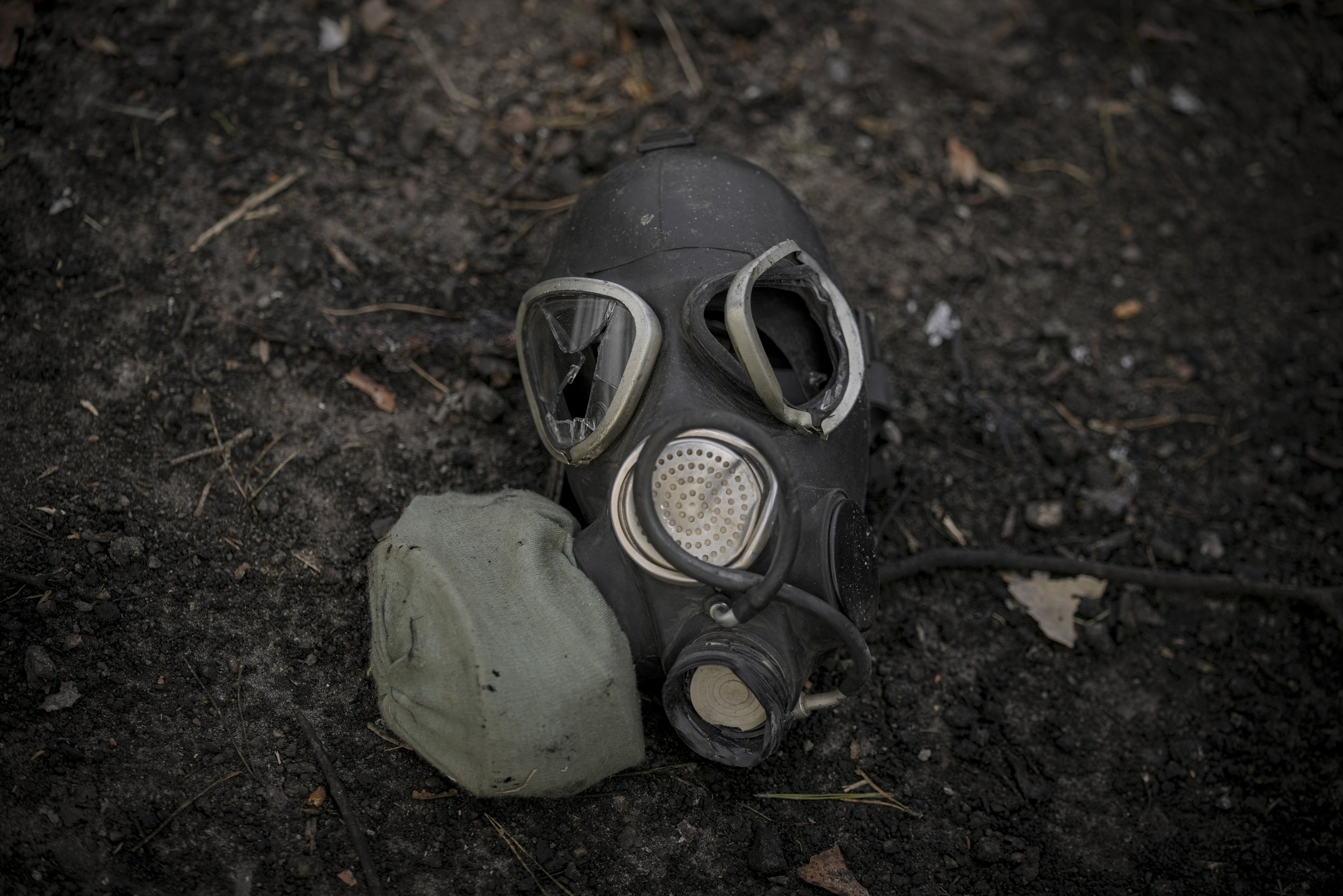  A damaged gas mask lies on the pavement at a Russian position which was overran by Ukrainian forces, outside Kyiv, Ukraine, Thursday, March 31, 2022. (AP Photo/Vadim Ghirda) 