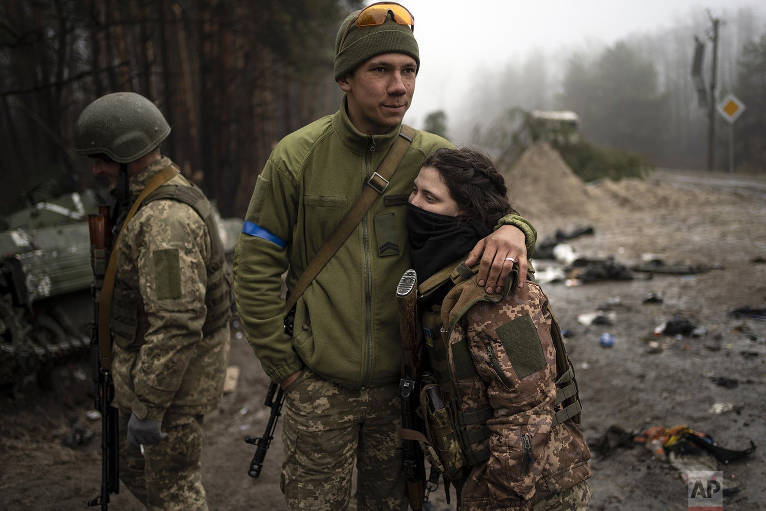  Ukrainian army soldiers, Igor, 23, embraces his wife Dasha, 22, after a military sweep to search for possible remnants of Russian troops after their withdrawal from villages on the outskirts of Kyiv, Ukraine, Friday, April 1, 2022. (AP Photo/Rodrigo