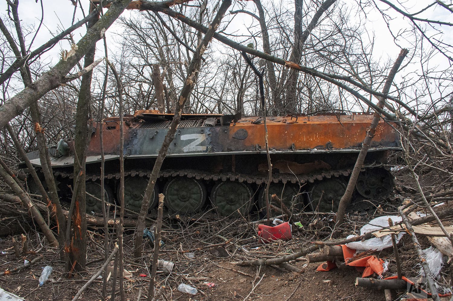  An armored vehicle sits destroyed in a field near the village of Malaya Rohan, Kharkiv region, Ukraine, Friday, April 1, 2022. (AP Photo/Andrew Marienko) 