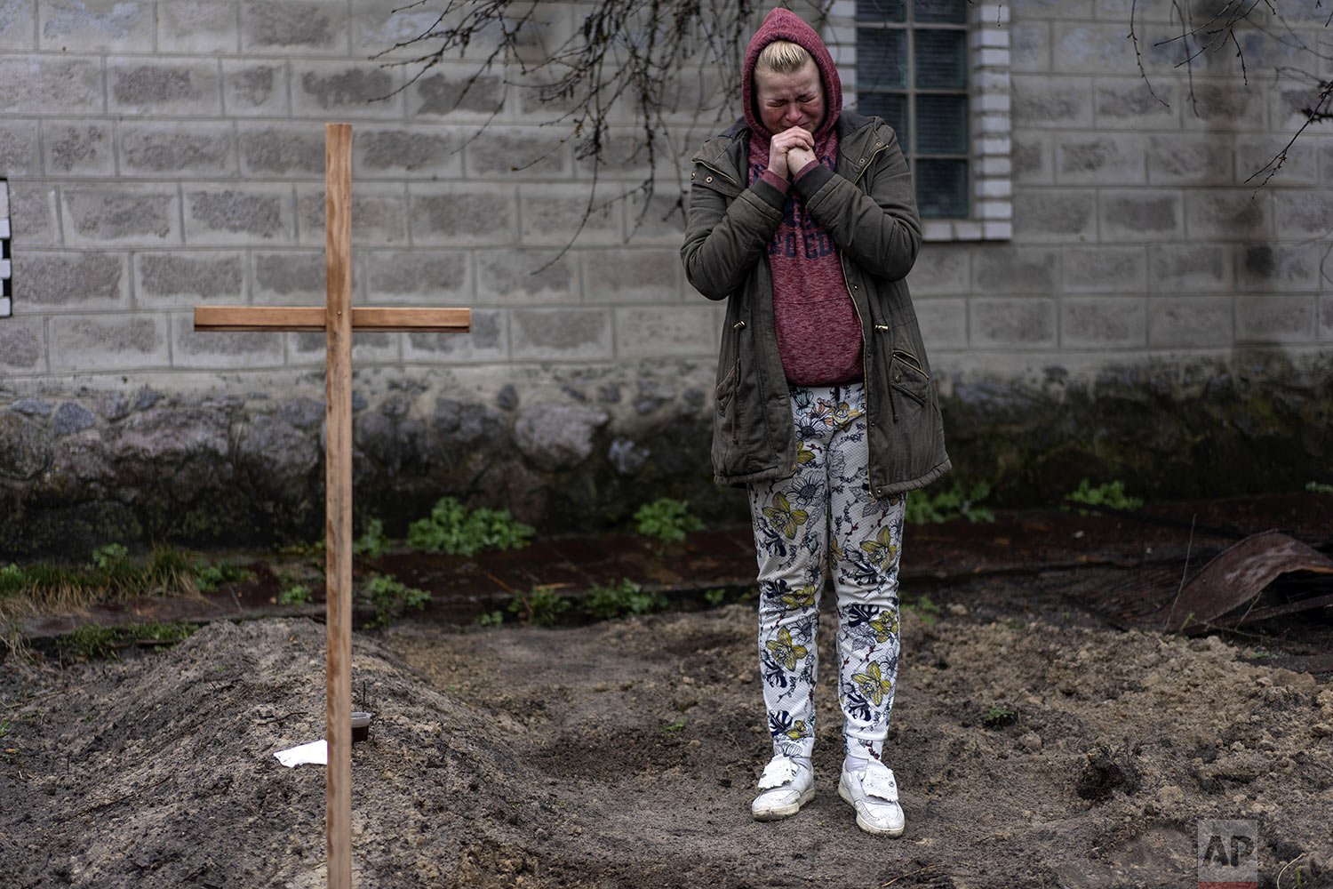  Mariya Ol'hovs'ka mourns the death of her 72-year-old father Valerii Ol'hovs'kyi, killed by a Russian missile on March 30 near his house, on the outskirts of Kyiv, Ukraine, Friday, April 1, 2022. (AP Photo/Rodrigo Abd) 
